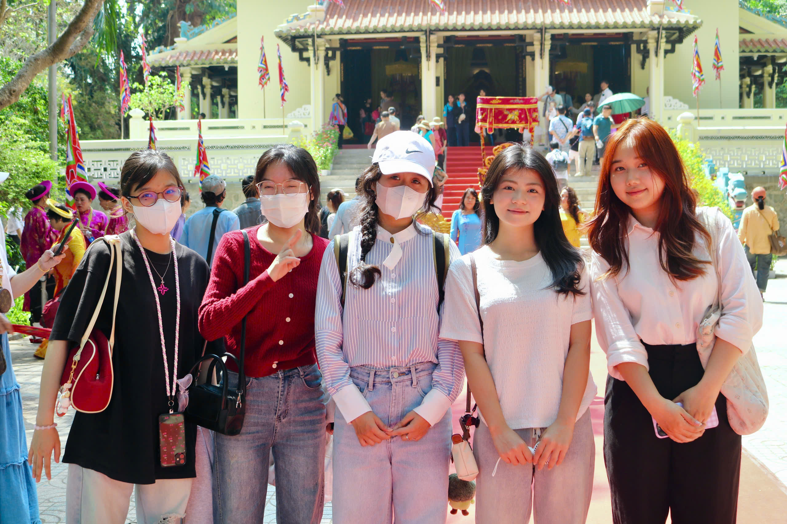 Giới trẻ TP . HCM tận hưởng ngày nghỉ lễ tại các địa điểm nổi tiếng - Ảnh 4. Giới trẻ TP . HCM tận hưởng ngày nghỉ lễ tại các địa điểm nổi tiếng - Ảnh 4.