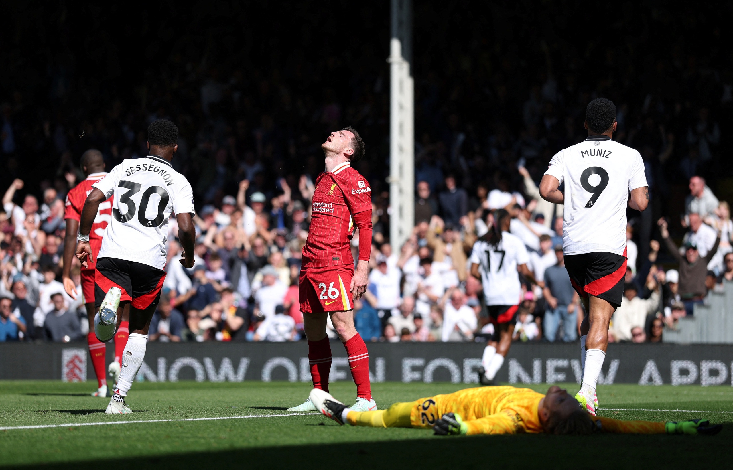 Pelatih Pep Guardiola kesal setelah derby Manchester yang kurang bersemangat: Aneh kalau dia tidak kesal! - Foto 2. HLV Pep Guardiola bức xúc sau trận derby Manchester nhạt nhòa: Không bức xúc mới lạ!- Ảnh 2.