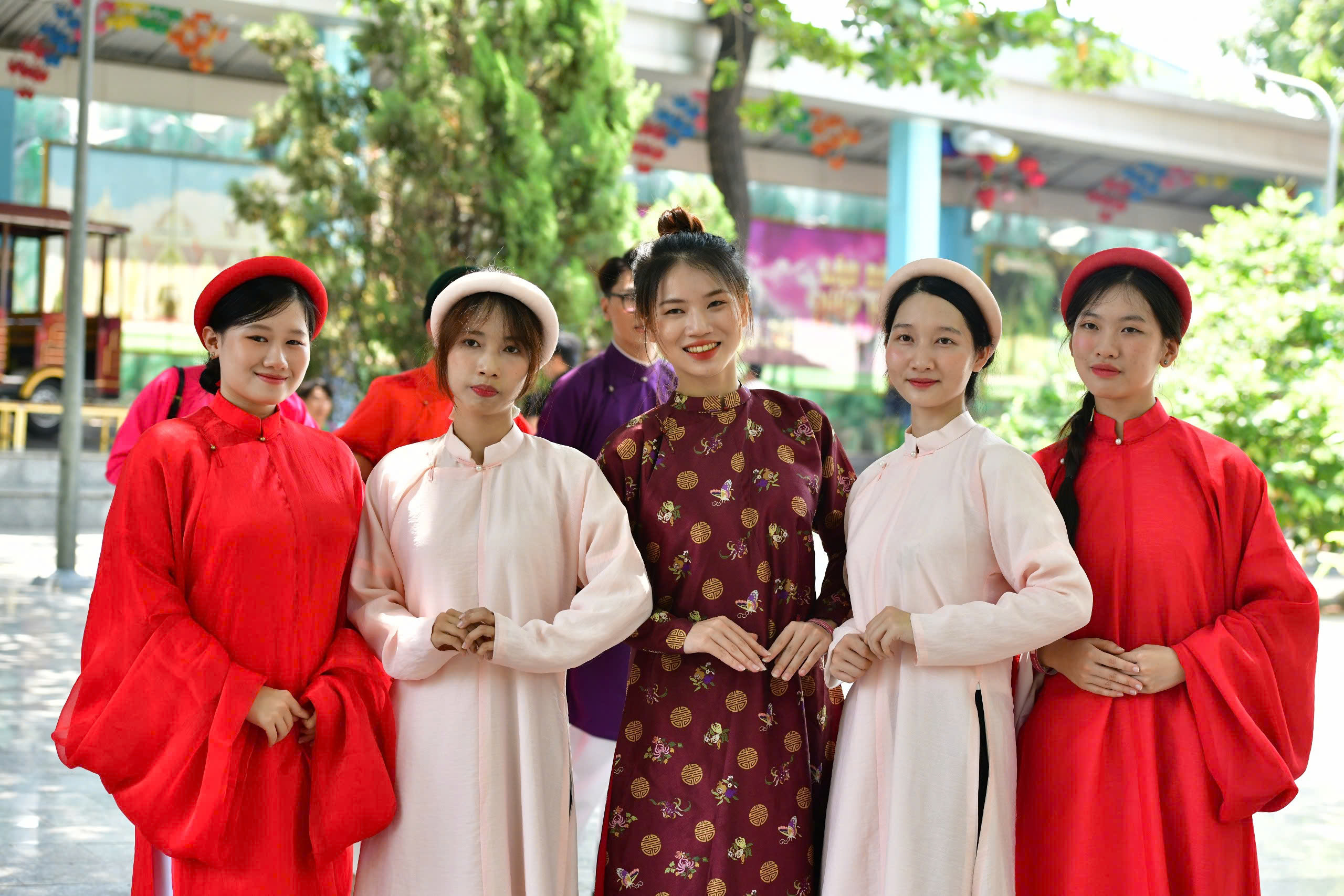 Giỗ tổ Hùng Vương: Người dân ùn ùn tới Suối Tiên nhận 'lộc Vua Hùng' - Ảnh 7.
