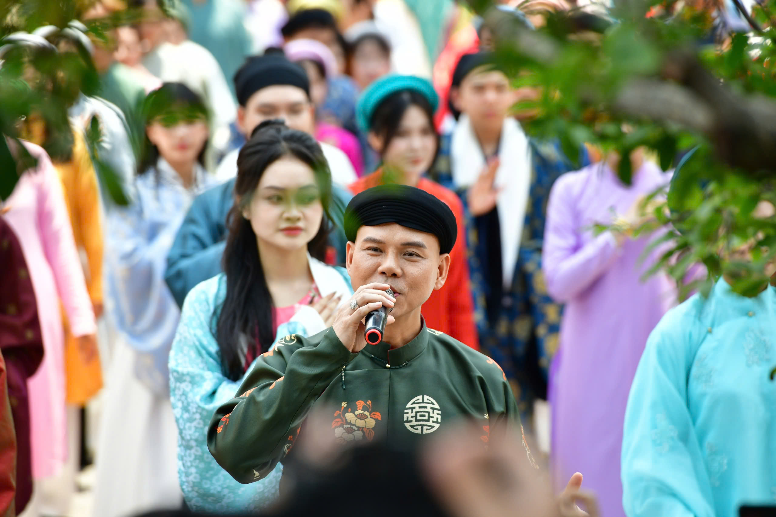 Giỗ tổ Hùng Vương: Người dân ùn ùn tới Suối Tiên nhận 'lộc Vua Hùng' - Ảnh 8.