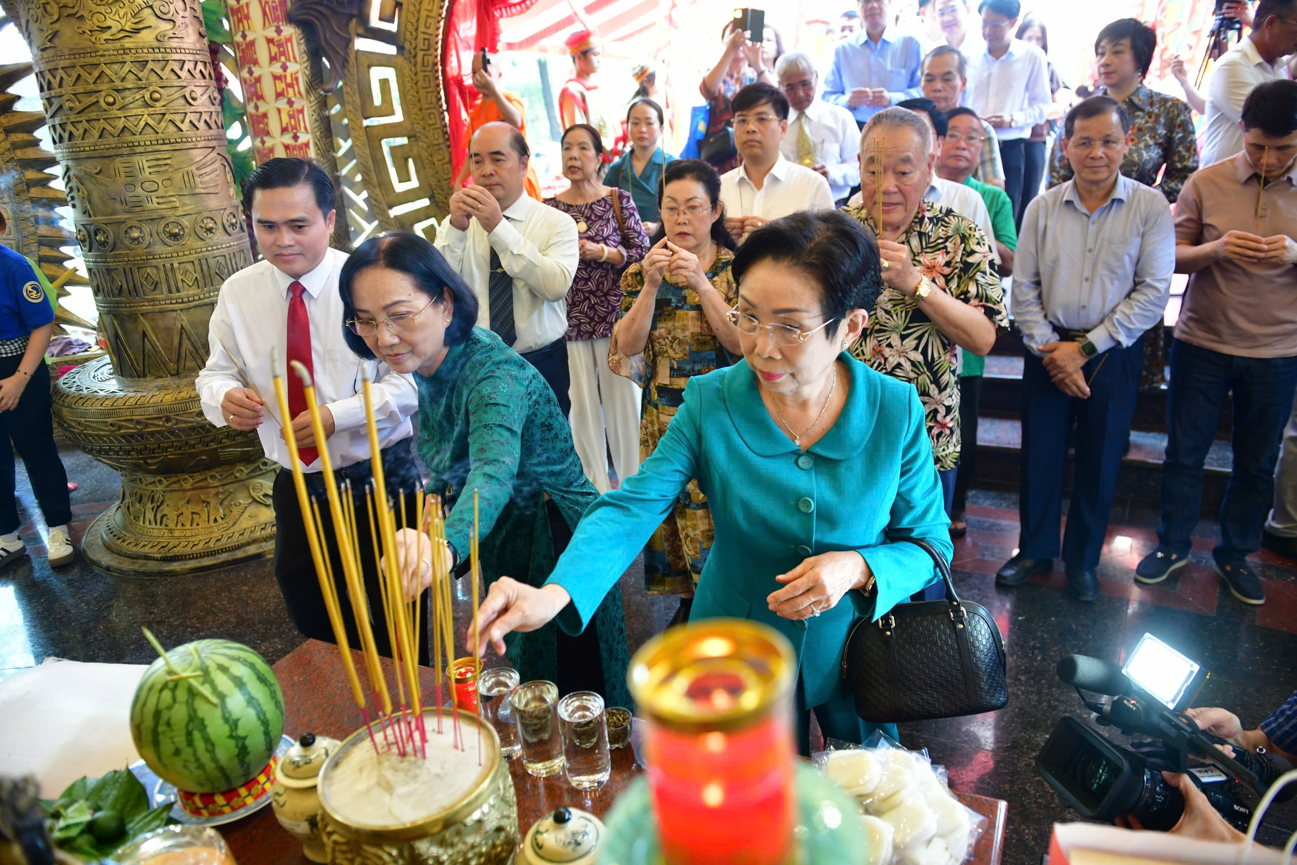 Giỗ tổ Hùng Vương: Người dân ùn ùn tới Suối Tiên nhận 'lộc Vua Hùng' - Ảnh 5.
