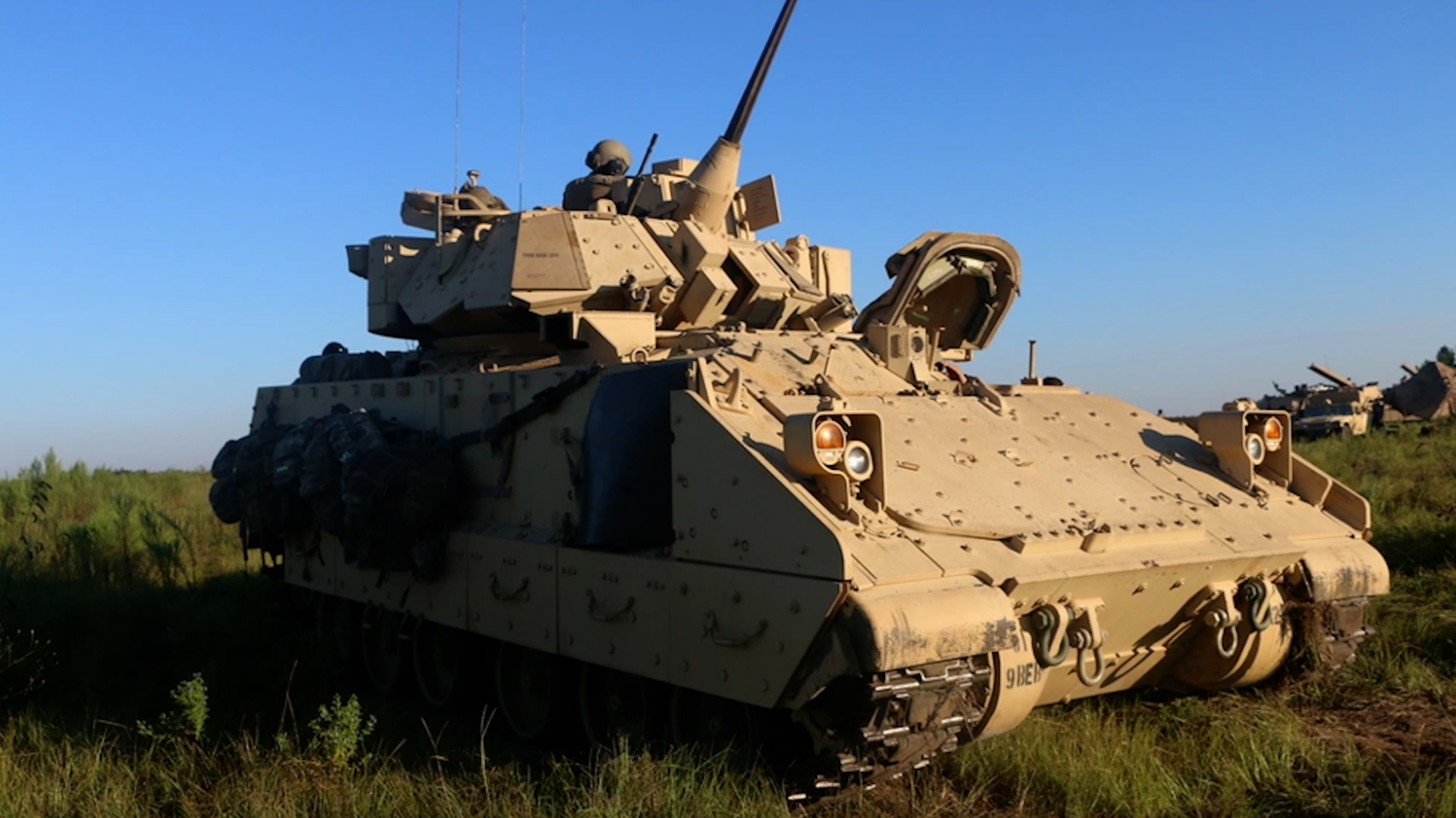M2A2 Bradley của Mỹ và BMP-3 của Nga: Ai hơn ai tại Ukraine? - Ảnh 1.
