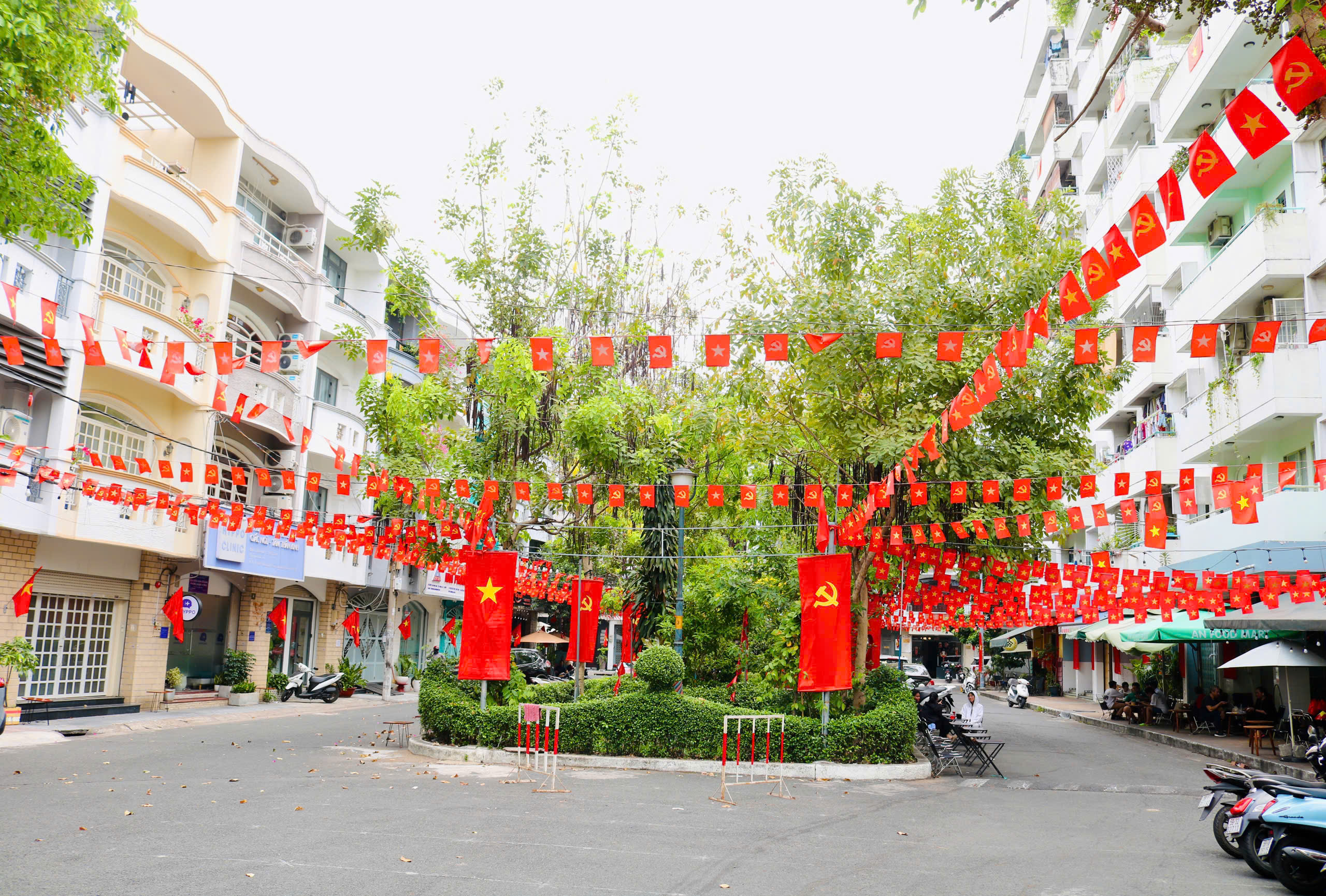 TP.HCM rợp cờ đỏ sao v&agrave;ng: &lsquo;Nh&igrave;n l&agrave; thấy đầy tự h&agrave;o&rsquo; - Ảnh 1.