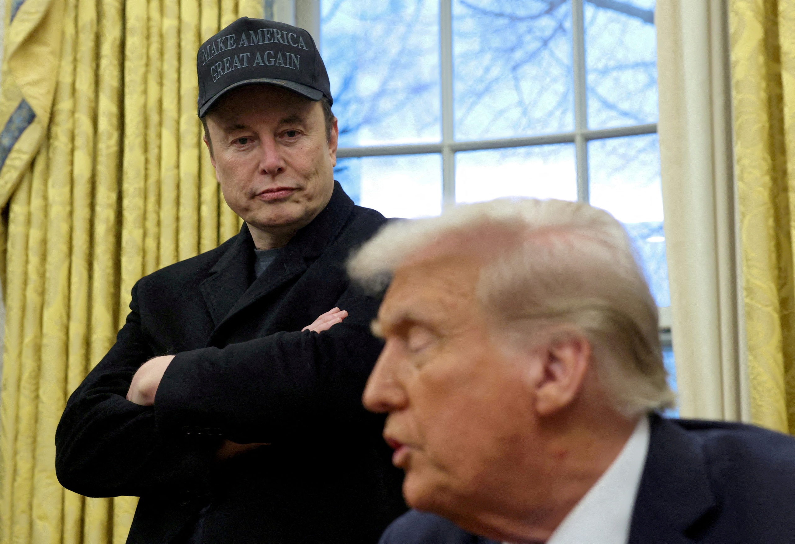 Tranh cãi về thuế quan, tỉ phú Musk gọi cố vấn của ông Trump là 'gã đần' - Ảnh 1.