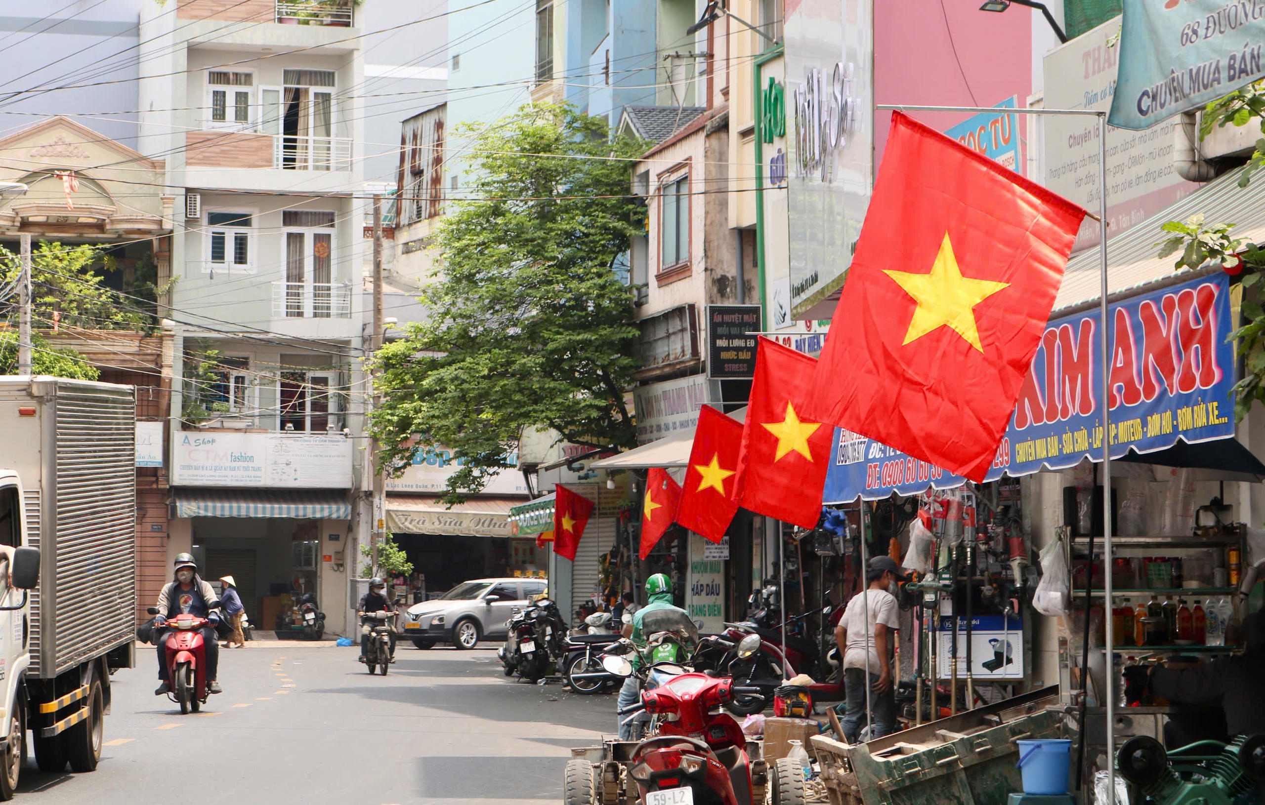 TP.HCM rợp cờ đỏ sao v&agrave;ng: &lsquo;Nh&igrave;n l&agrave; thấy đầy tự h&agrave;o&rsquo; - Ảnh 7.