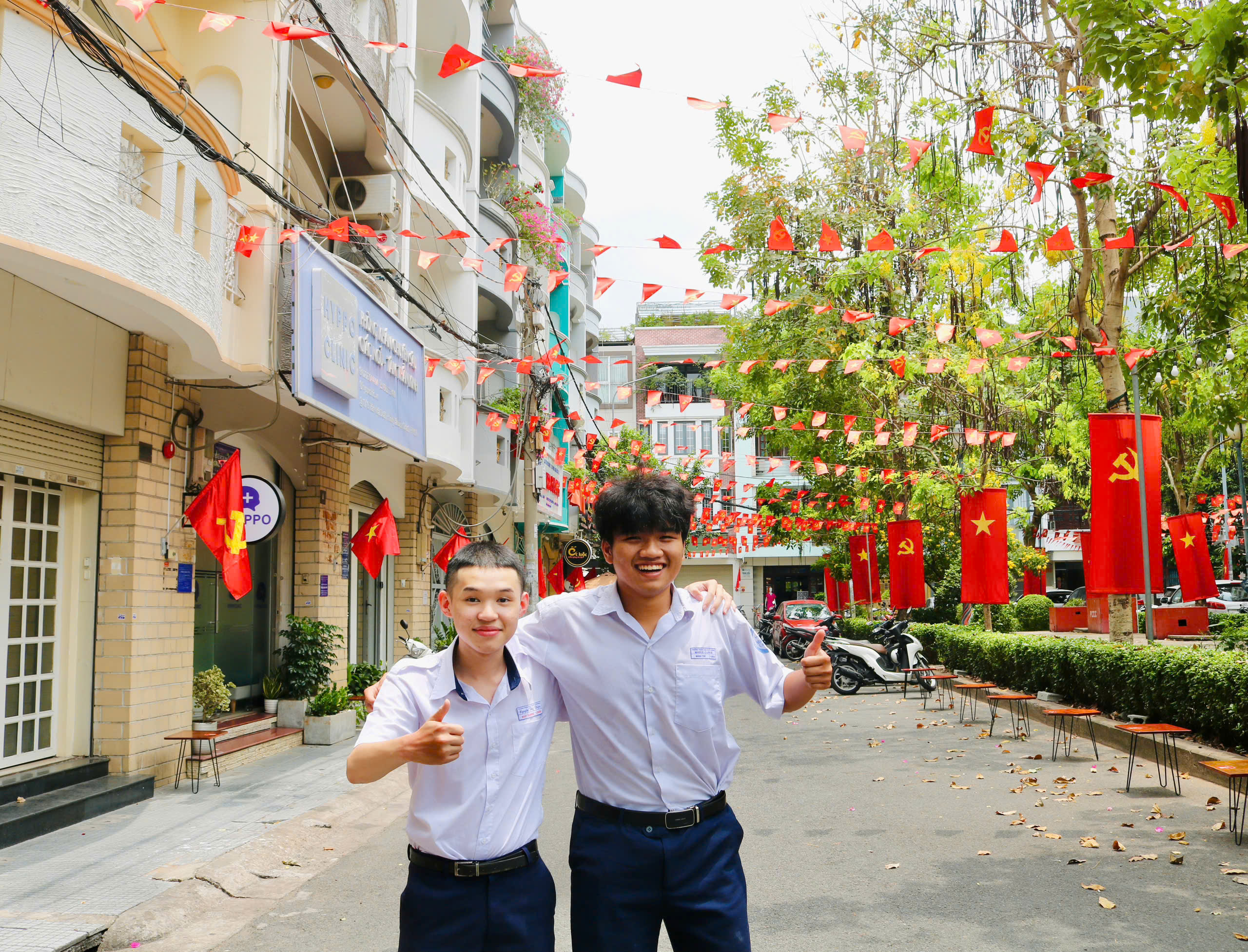 TP.HCM rợp cờ đỏ sao v&agrave;ng: &lsquo;Nh&igrave;n l&agrave; thấy đầy tự h&agrave;o&rsquo; - Ảnh 4.