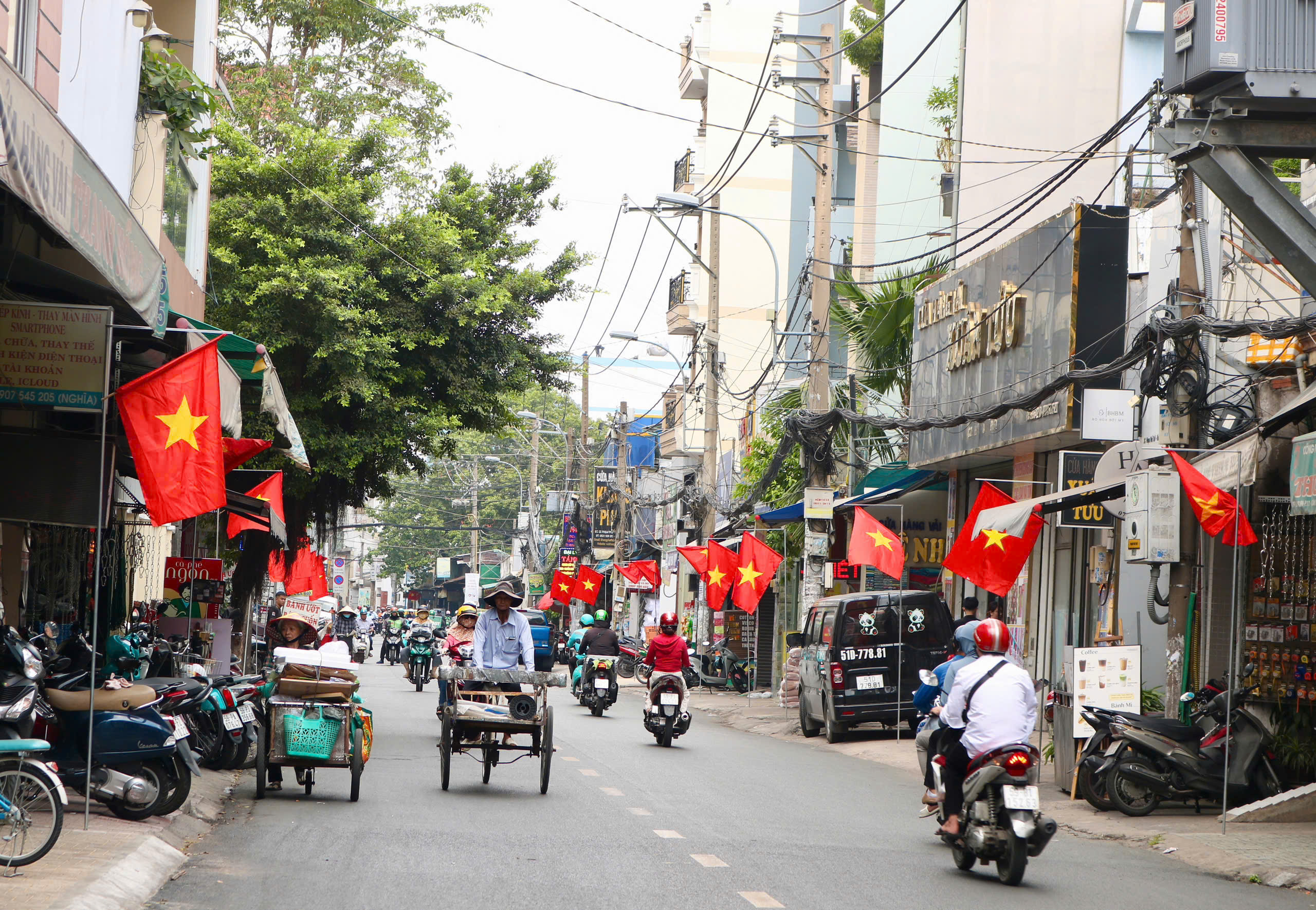 TP.HCM rợp cờ đỏ sao v&agrave;ng: &lsquo;Nh&igrave;n l&agrave; thấy đầy tự h&agrave;o&rsquo; - Ảnh 6.