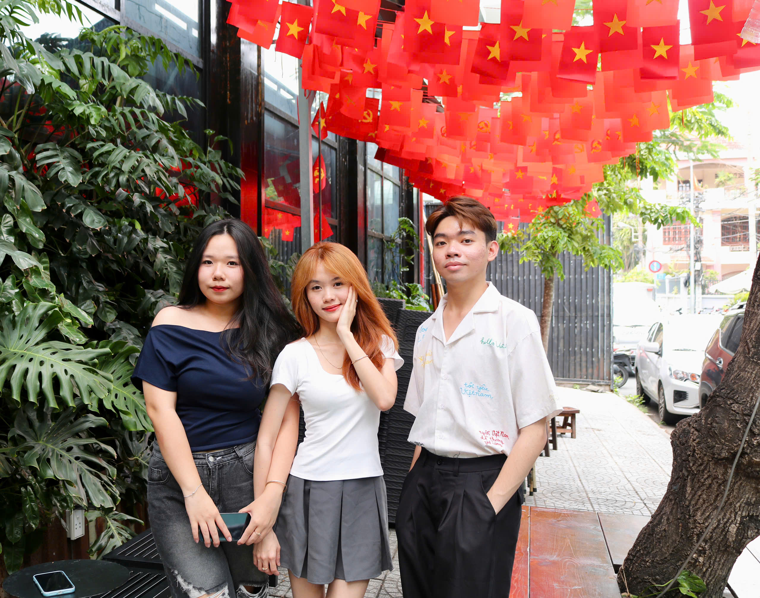 TP.HCM rợp cờ đỏ sao v&agrave;ng: &lsquo;Nh&igrave;n l&agrave; thấy đầy tự h&agrave;o&rsquo; - Ảnh 2.