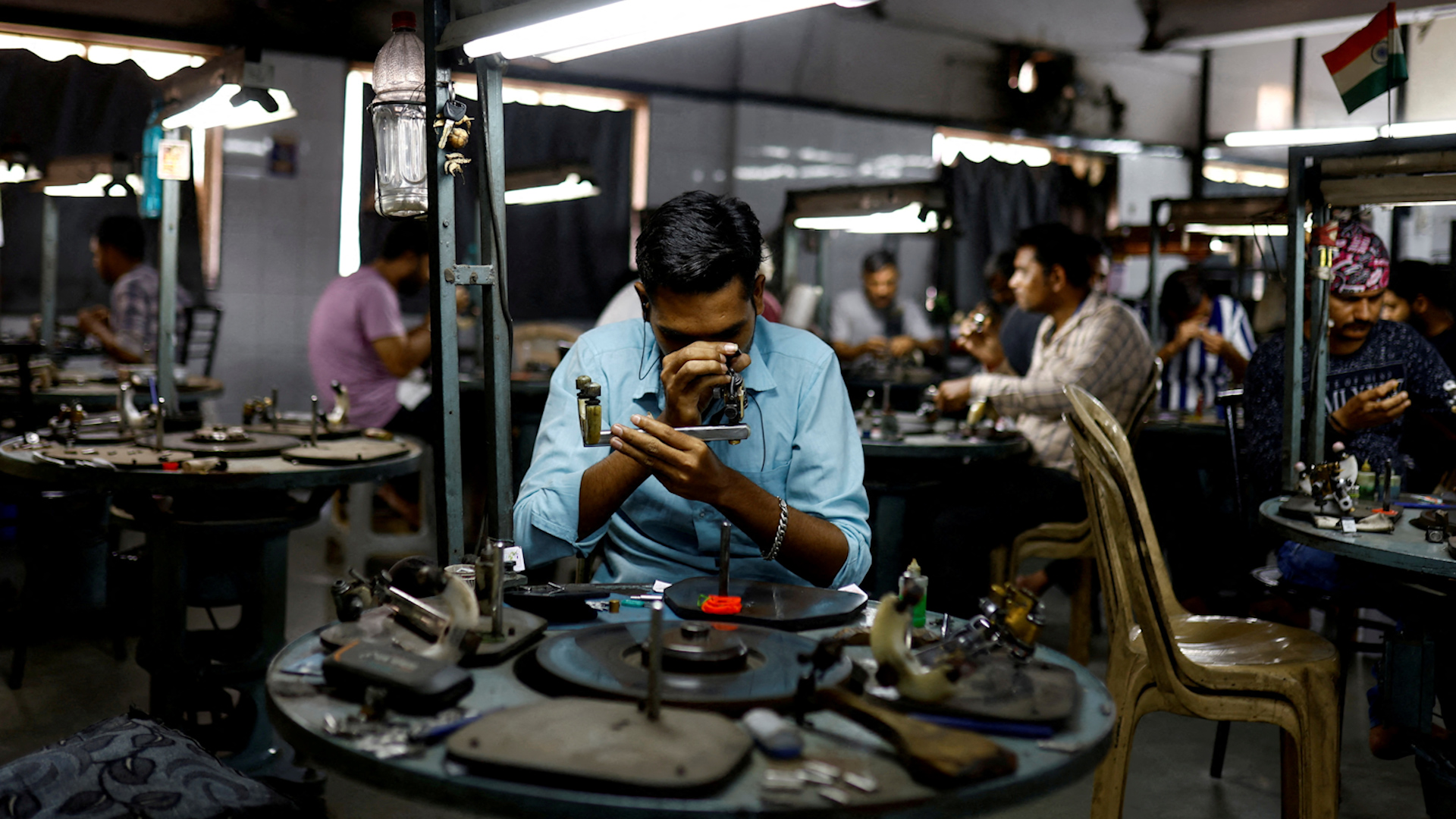 Ai có khả năng chiến thắng khi thuế quan của ông Trump có hiệu lực? - Ảnh 1.