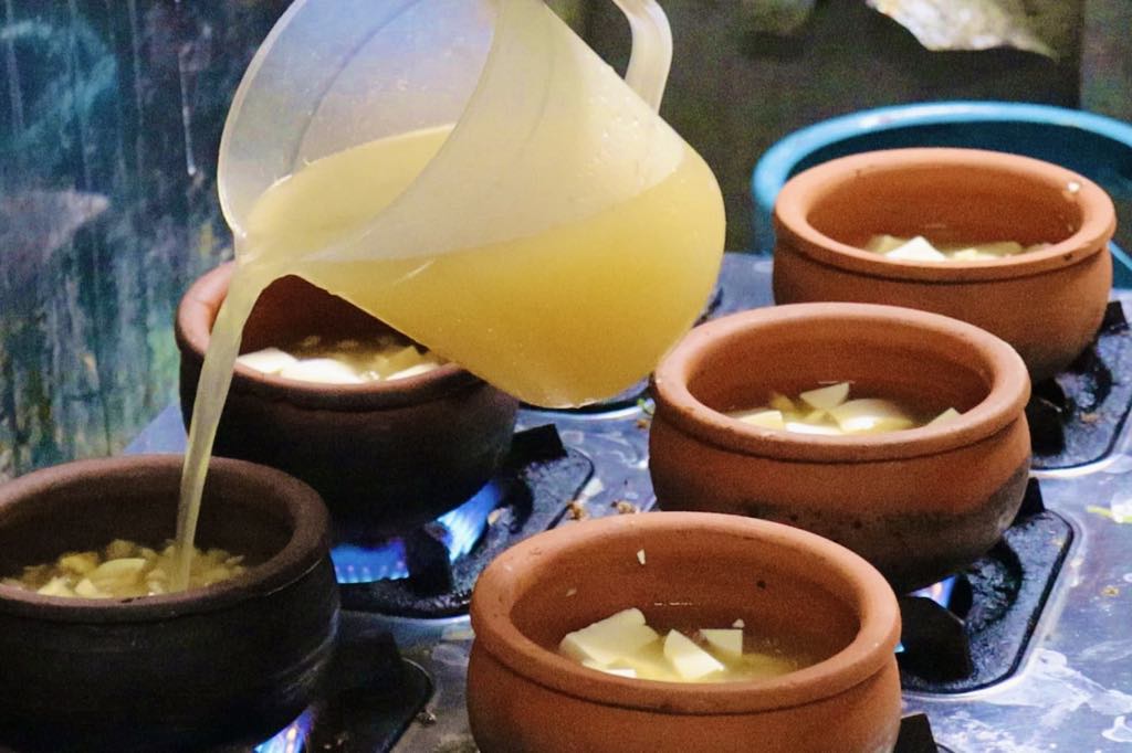 Thưởng thức đậu niêu sốt cay hot trend: Có gì mà giới trẻ mê mẩn? - Ảnh 1.