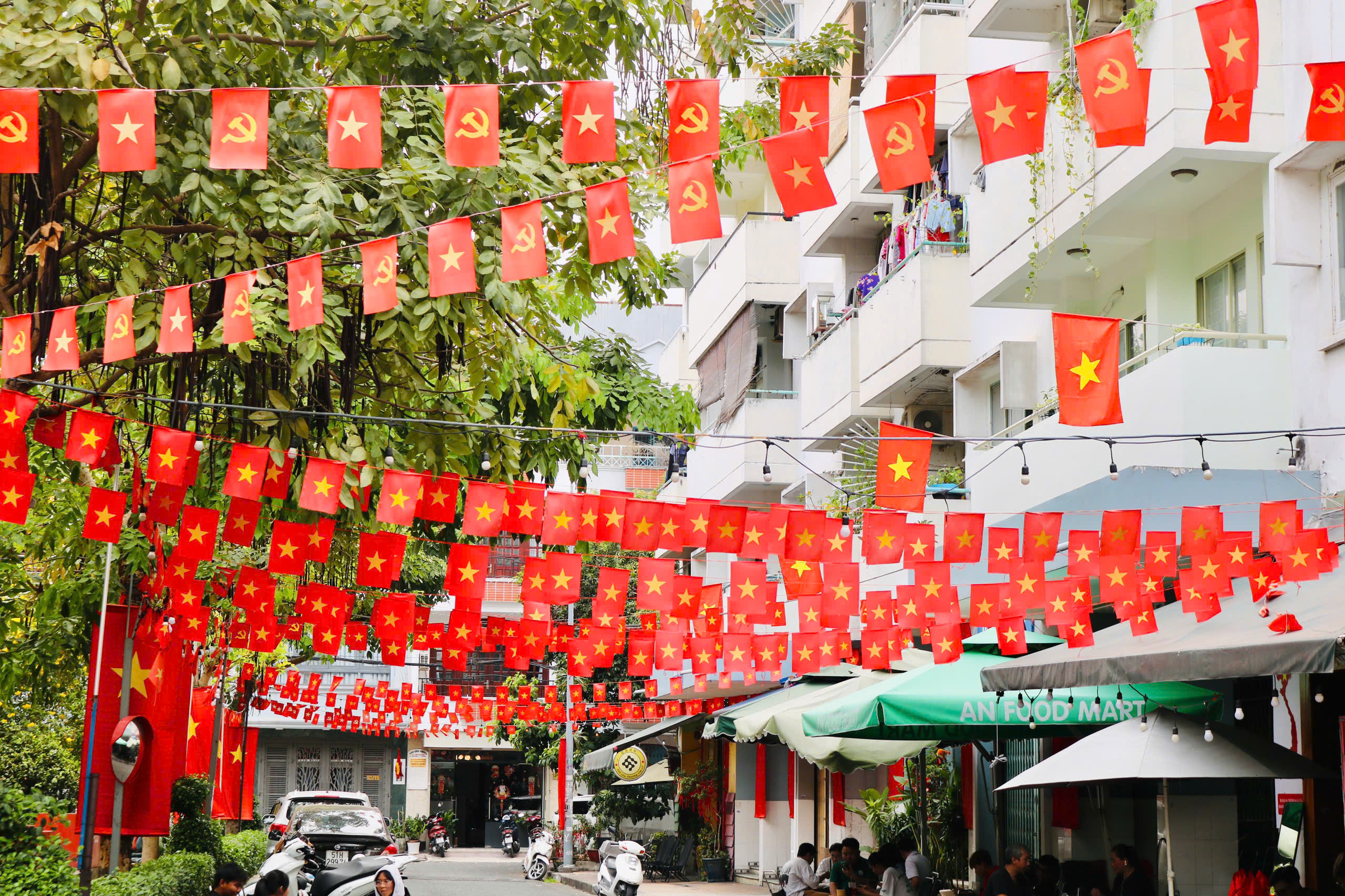 TP.HCM rợp cờ đỏ sao v&agrave;ng: &lsquo;Nh&igrave;n l&agrave; thấy đầy tự h&agrave;o&rsquo; - Ảnh 3.