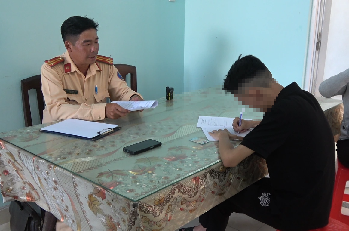 Tiền Giang: Thót tim cảnh ‘quái xế’ lạng lách trên QL 60- Ảnh 1.