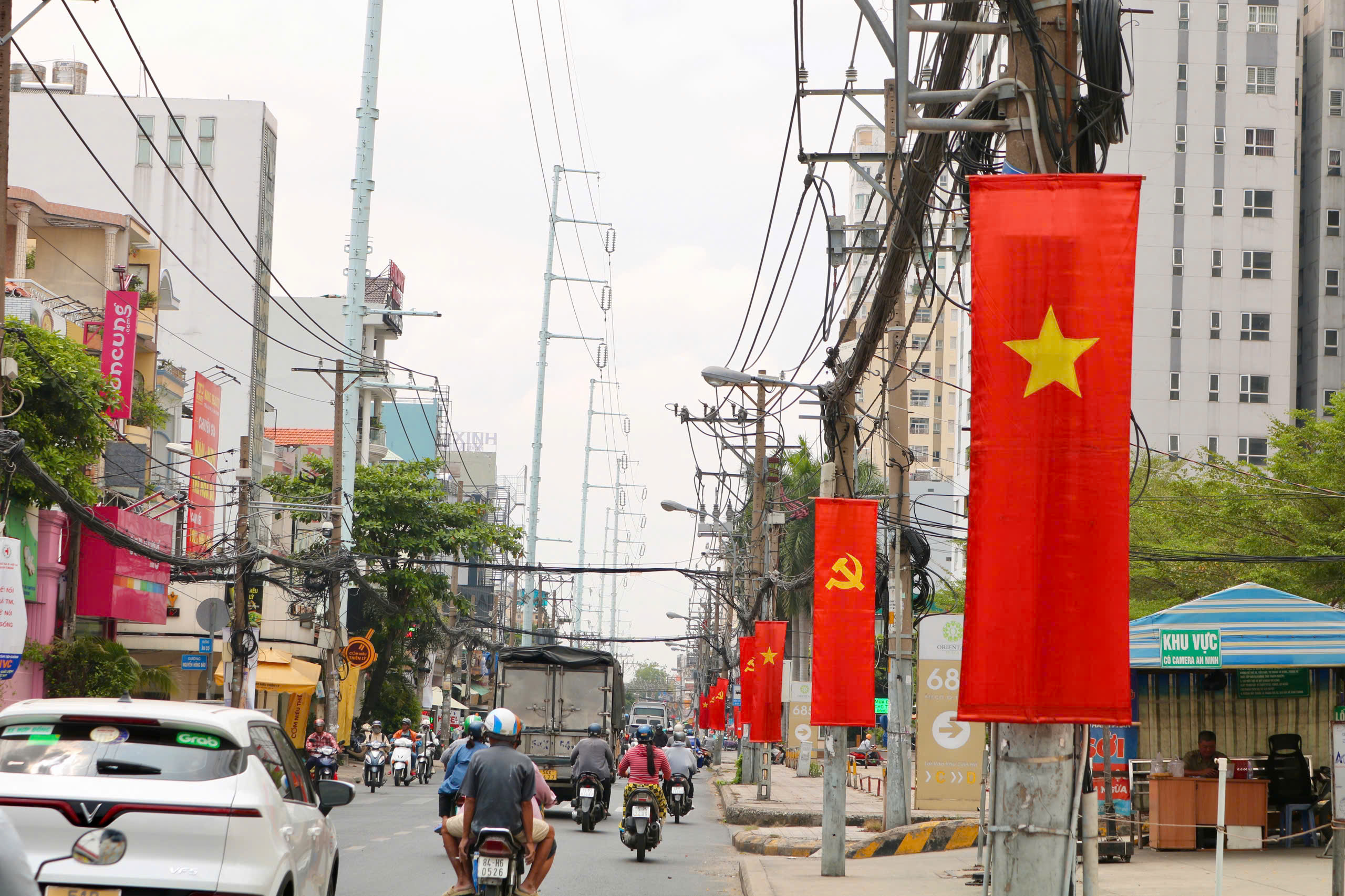TP.HCM rợp cờ đỏ sao v&agrave;ng: &lsquo;Nh&igrave;n l&agrave; thấy đầy tự h&agrave;o&rsquo; - Ảnh 8.