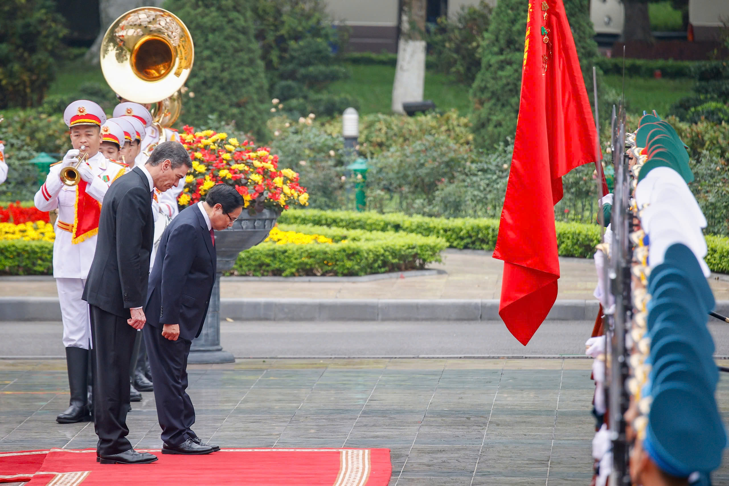 Thủ tướng Phạm Minh Chính chủ trì lễ đón Thủ tướng Tây Ban Nha Pedro Sanchez- Ảnh 2.