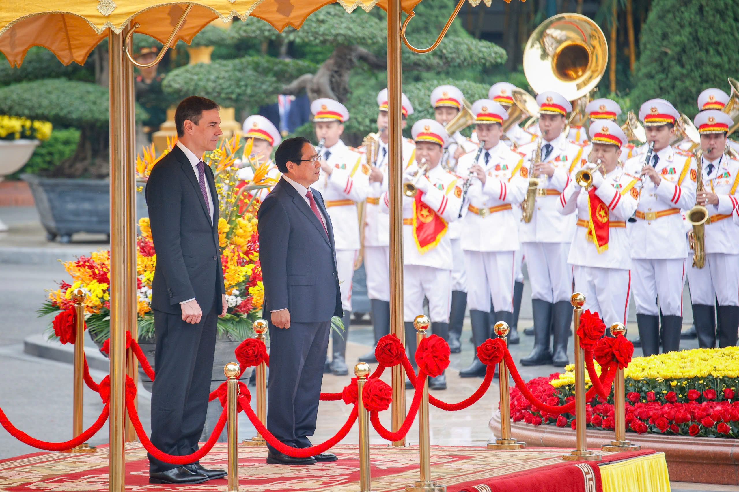 Thủ tướng Phạm Minh Chính chủ trì lễ đón Thủ tướng Tây Ban Nha Pedro Sanchez- Ảnh 1.