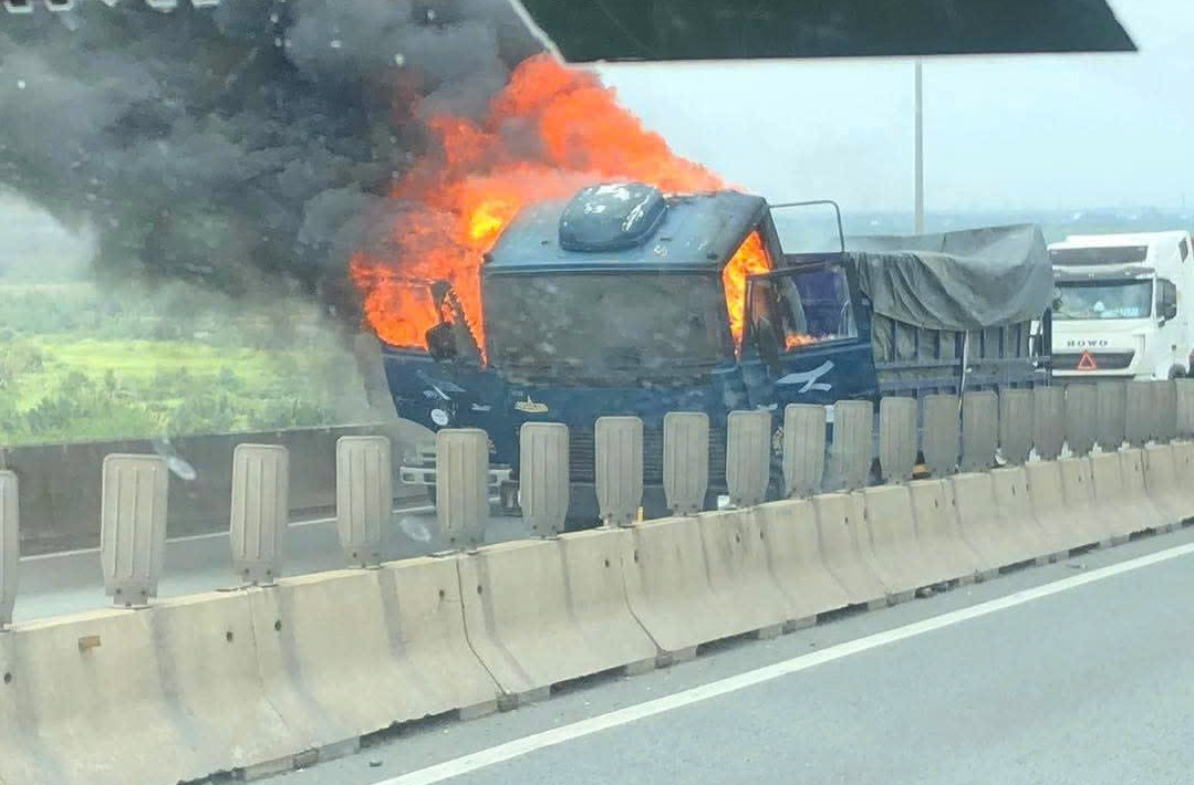 Xe tải cháy dữ dội trên cầu Long Thành, cao tốc kẹt xe nghiêm trọng- Ảnh 1. Xe tải cháy dữ dội trên cầu Long Thành, cao tốc kẹt xe nghiêm trọng- Ảnh 1.