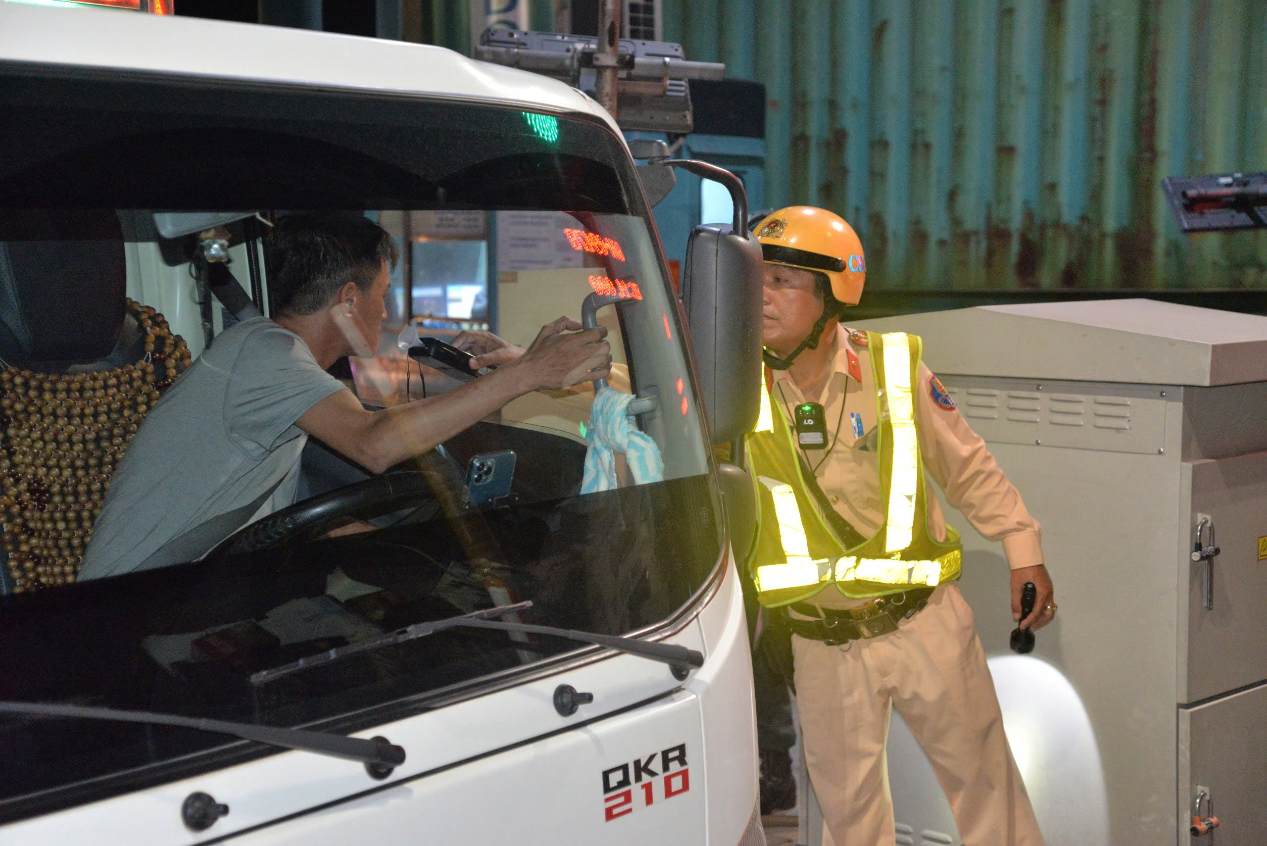 Xử lý 1.950 người vi phạm nồng độ cồn ngày nghỉ lễ 1.5- Ảnh 1.