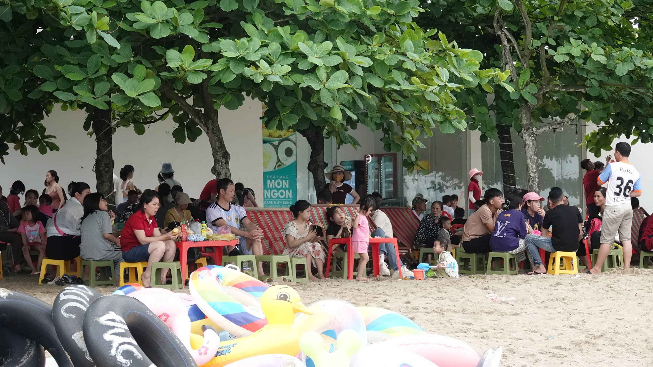 Sầm Sơn 'thất thủ' trong kỳ nghỉ lễ 30.4 - 1.5- Ảnh 2. Sầm Sơn 'thất thủ' trong kỳ nghỉ lễ 30.4 - 1.5- Ảnh 2.