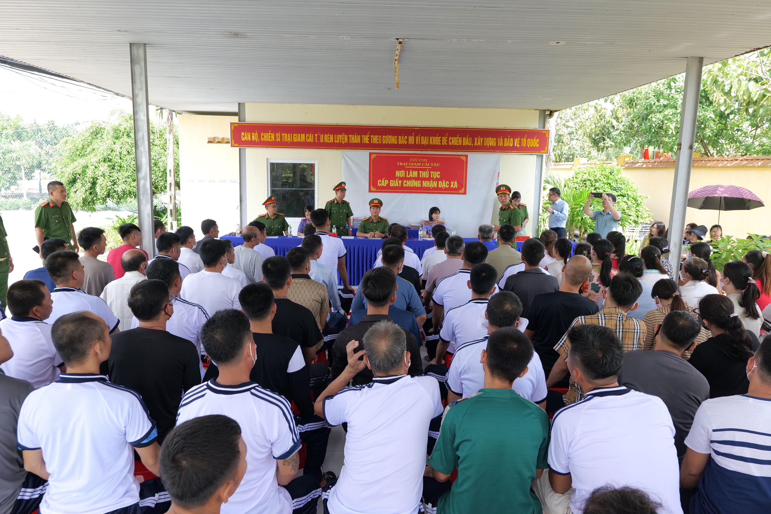 Cà Mau: 98 phạm nhân được đặc xá, nhận căn cước công dân ngay trong trại giam- Ảnh 2. Cà Mau: 98 phạm nhân được đặc xá, nhận căn cước công dân ngay trong trại giam- Ảnh 2.