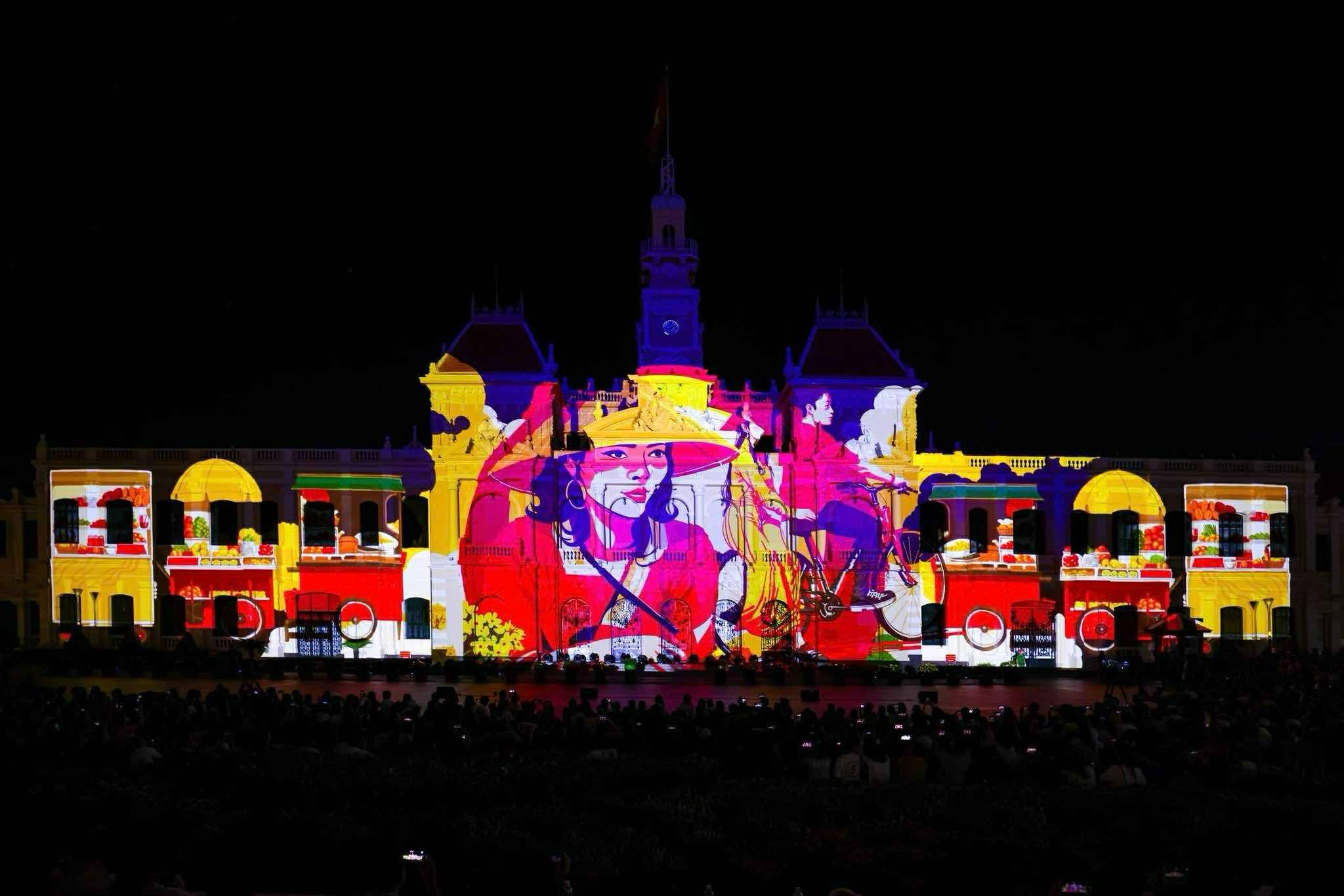 Hàng ngàn khán giả đổ về phố đi bộ Nguyễn Huệ xem '3D Mapping Quốc tế'- Ảnh 5. Hàng ngàn khán giả đổ về phố đi bộ Nguyễn Huệ xem '3D Mapping Quốc tế'- Ảnh 5.
