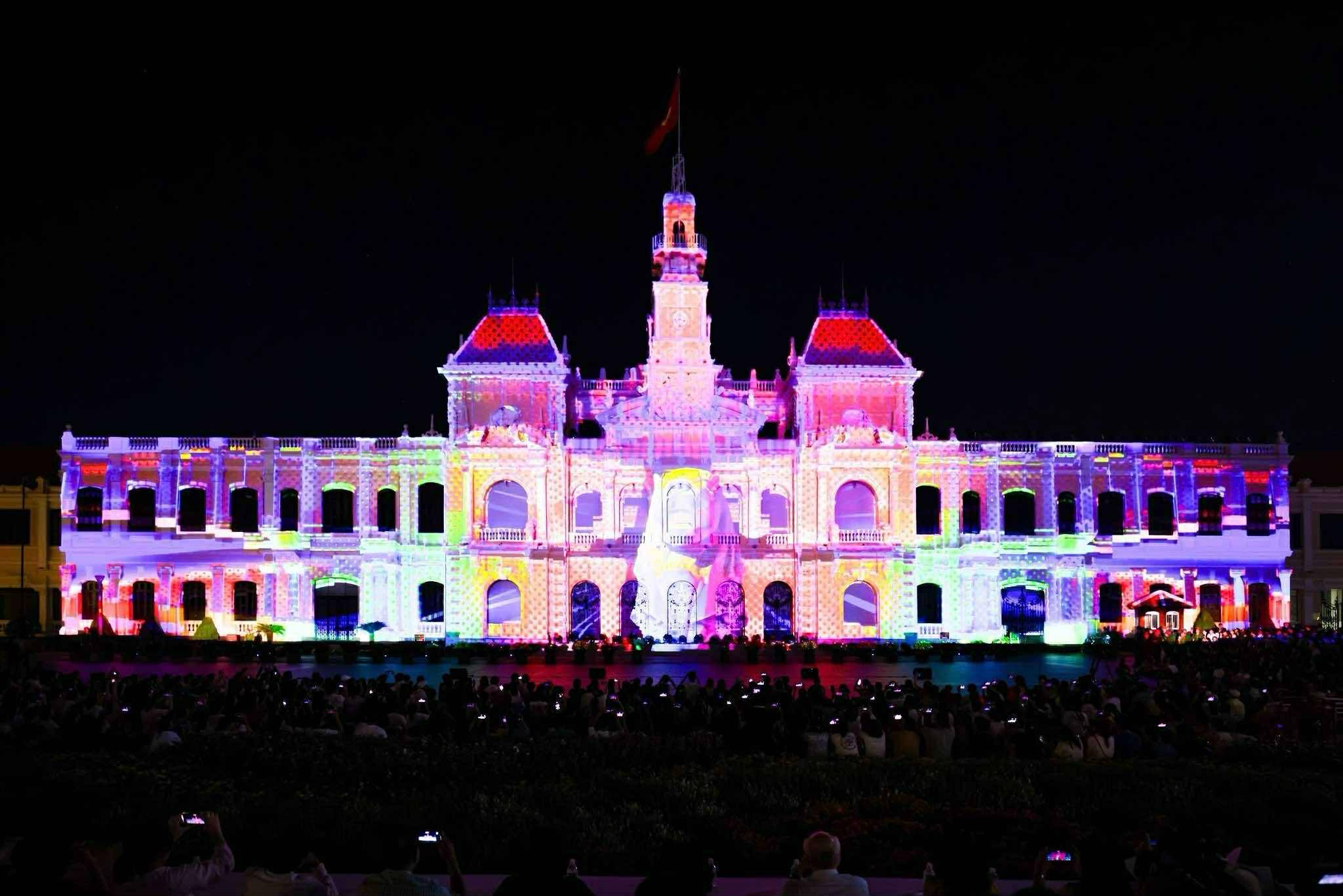 Hàng ngàn khán giả đổ về phố đi bộ Nguyễn Huệ xem '3D Mapping Quốc tế'- Ảnh 2. Hàng ngàn khán giả đổ về phố đi bộ Nguyễn Huệ xem '3D Mapping Quốc tế'- Ảnh 2.