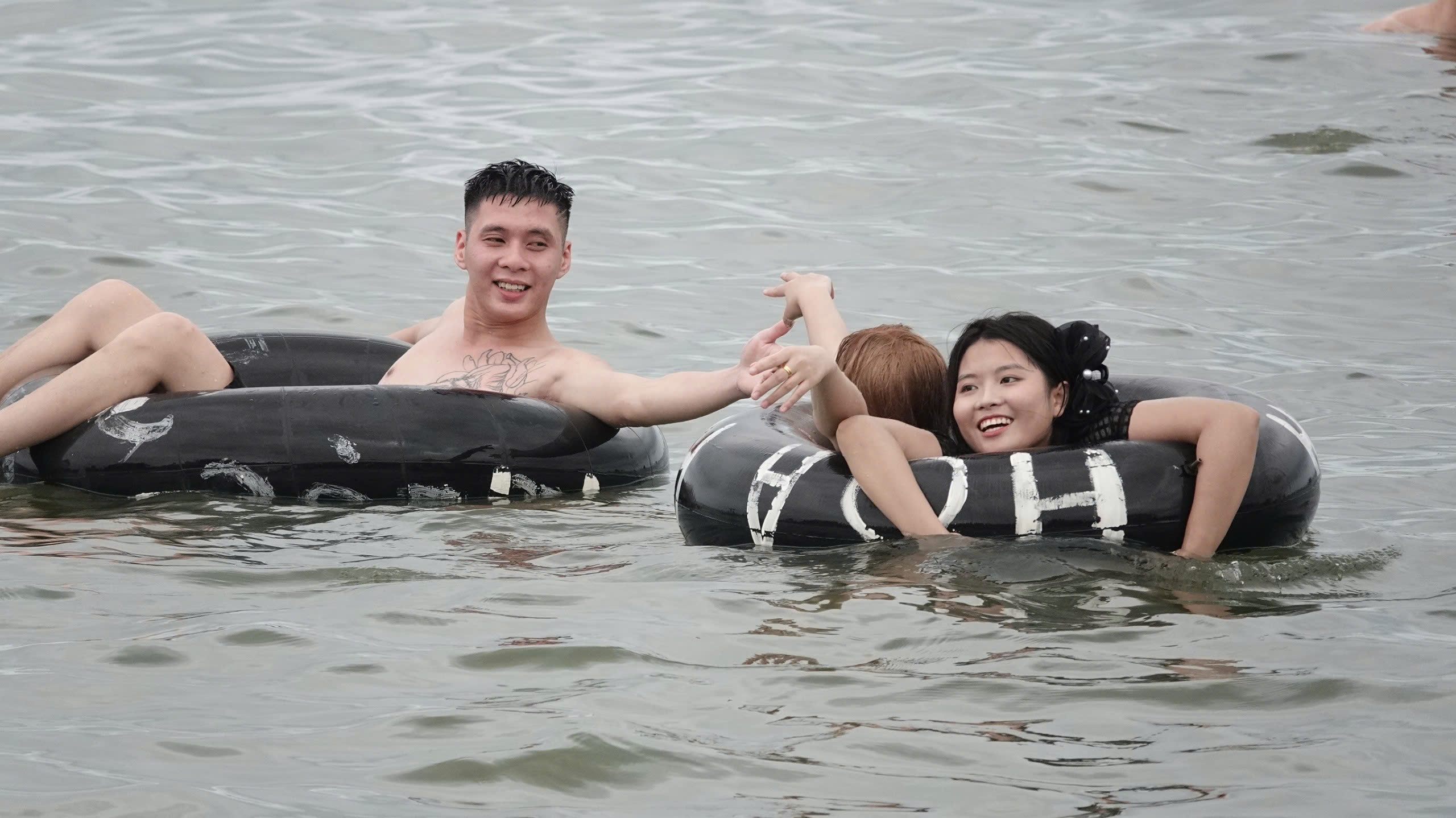 Sầm Sơn 'thất thủ' trong kỳ nghỉ lễ 30.4 - 1.5- Ảnh 3. Sầm Sơn 'thất thủ' trong kỳ nghỉ lễ 30.4 - 1.5- Ảnh 3.