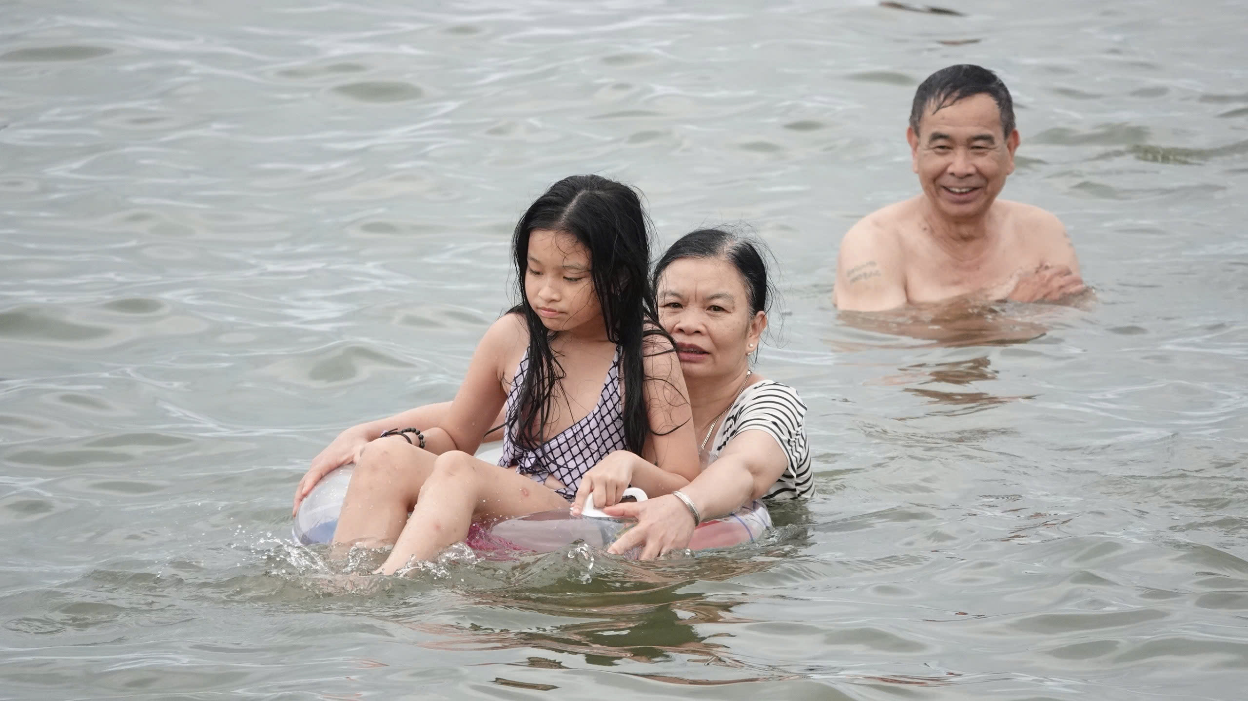 Sầm Sơn 'thất thủ' trong kỳ nghỉ lễ 30.4 - 1.5- Ảnh 6. Sầm Sơn 'thất thủ' trong kỳ nghỉ lễ 30.4 - 1.5- Ảnh 6.