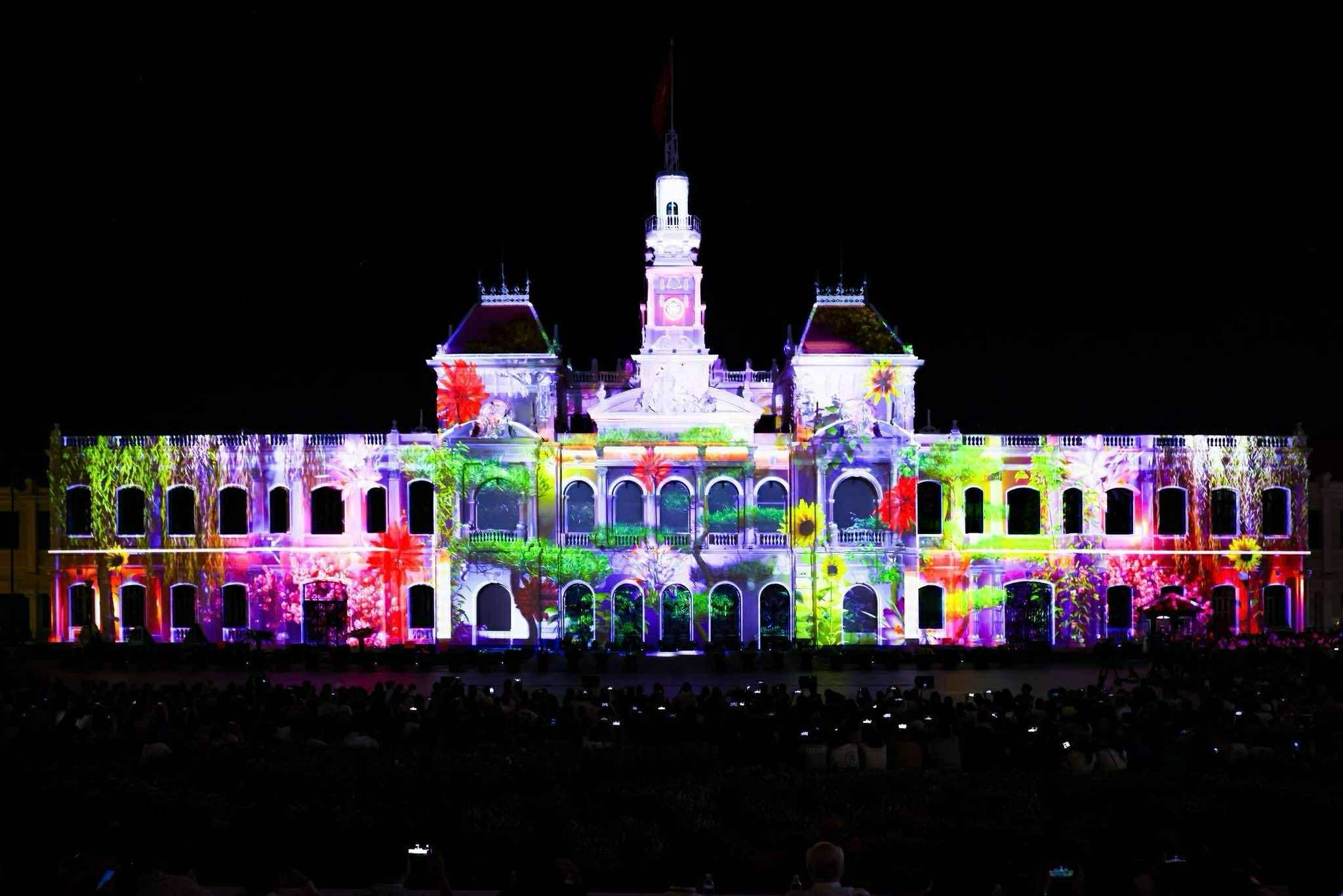 Hàng ngàn khán giả đổ về phố đi bộ Nguyễn Huệ xem '3D Mapping Quốc tế'- Ảnh 4. Hàng ngàn khán giả đổ về phố đi bộ Nguyễn Huệ xem '3D Mapping Quốc tế'- Ảnh 4.