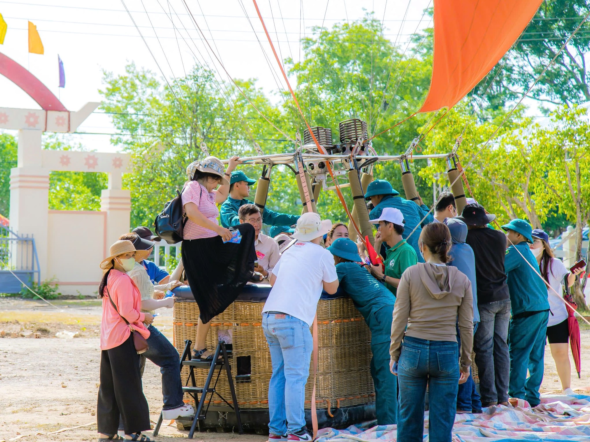 Du khách trải nghiệm khinh khí cầu ở Buôn Đôn- Ảnh 2. Du khách trải nghiệm khinh khí cầu ở Buôn Đôn- Ảnh 2.