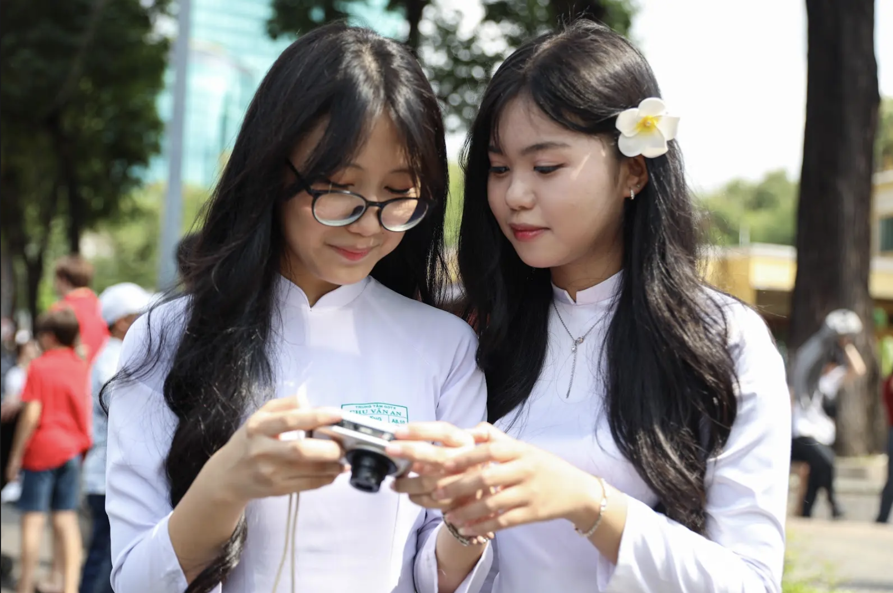 Nghỉ lễ 30.4 - 1.5: Người dân, du khách rạng rỡ áo dài check-in trung tâm TP.HCM - Ảnh 2.