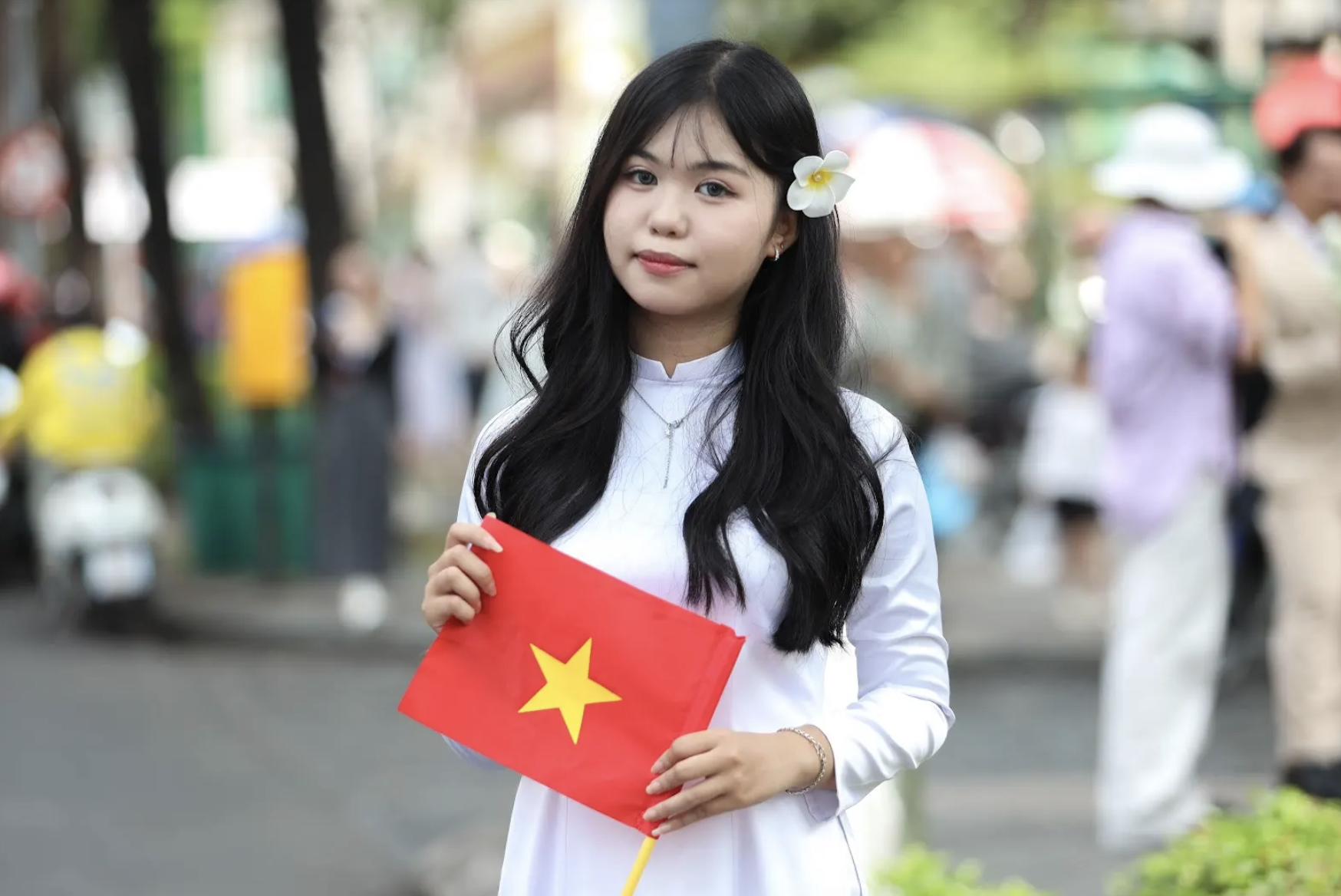 Nghỉ lễ 30.4 - 1.5: Người dân, du khách rạng rỡ áo dài check-in trung tâm TP.HCM - Ảnh 3.
