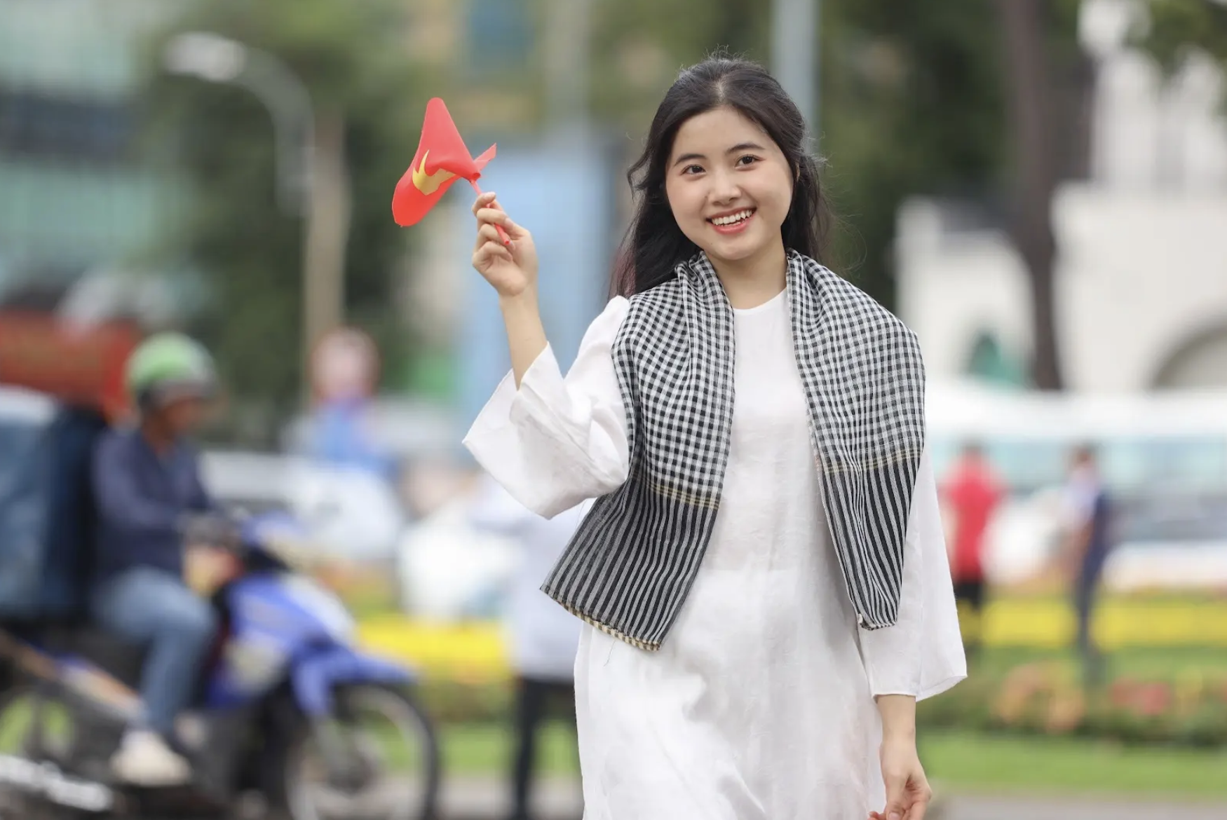 Nghỉ lễ 30.4 - 1.5: Người dân, du khách rạng rỡ áo dài check-in trung tâm TP.HCM - Ảnh 5.
