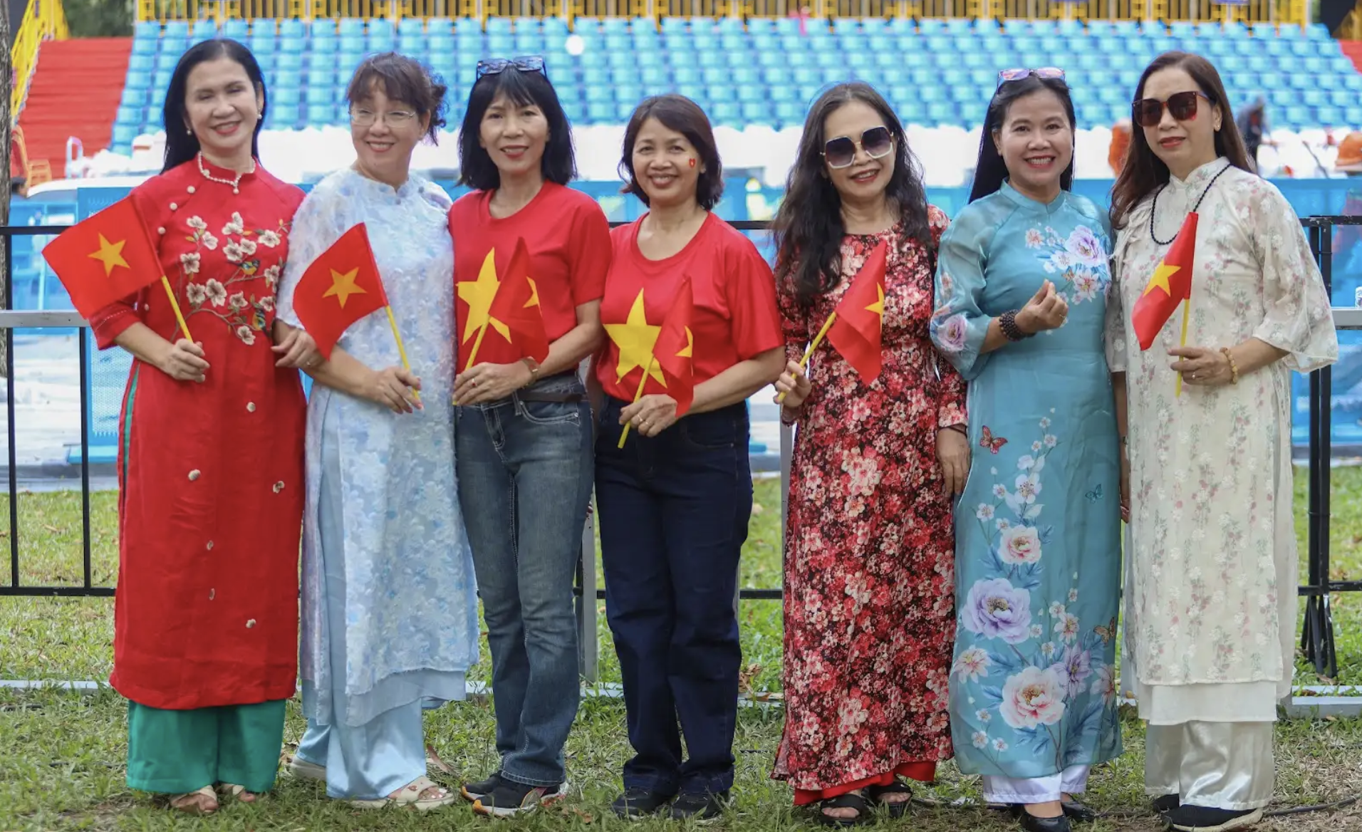Nghỉ lễ 30.4 - 1.5: Người dân, du khách rạng rỡ áo dài check-in trung tâm TP.HCM - Ảnh 7.