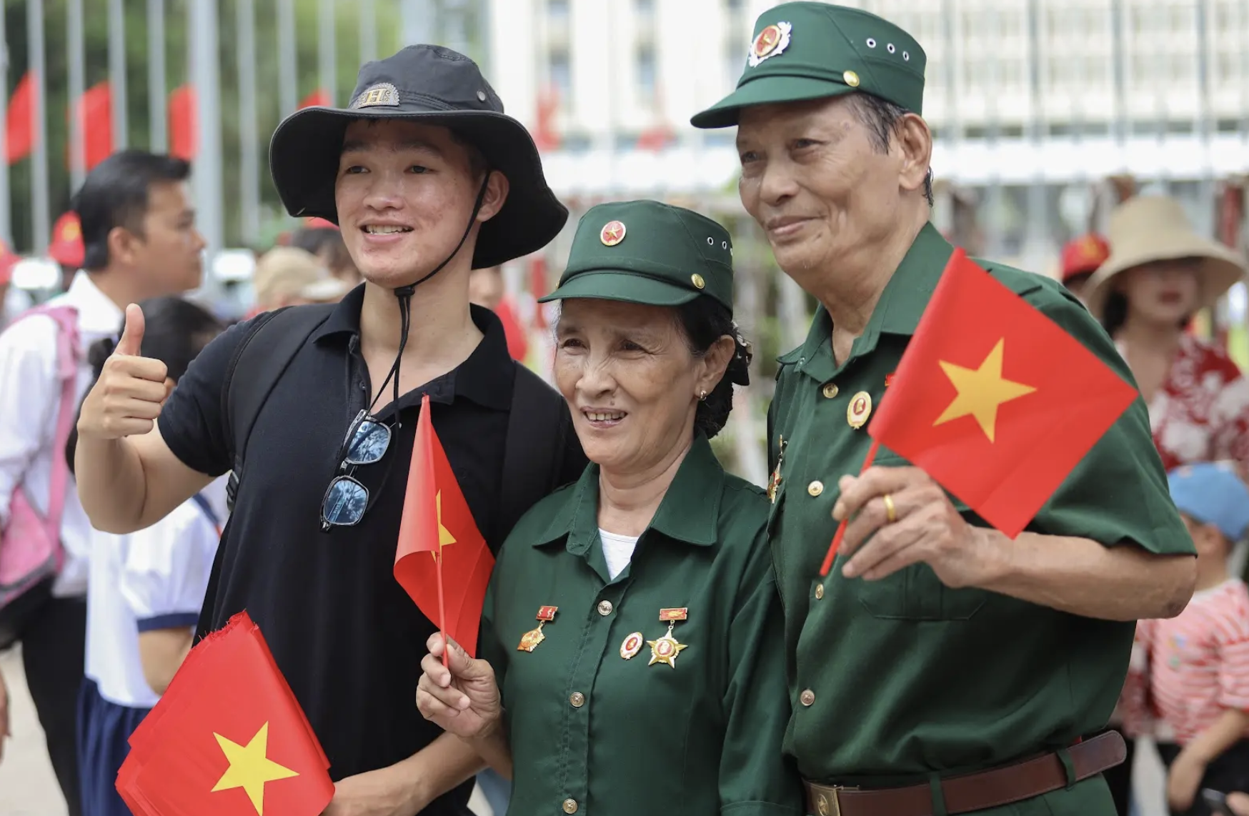 Nghỉ lễ 30.4 - 1.5: Người dân, du khách rạng rỡ áo dài check-in trung tâm TP.HCM - Ảnh 9.