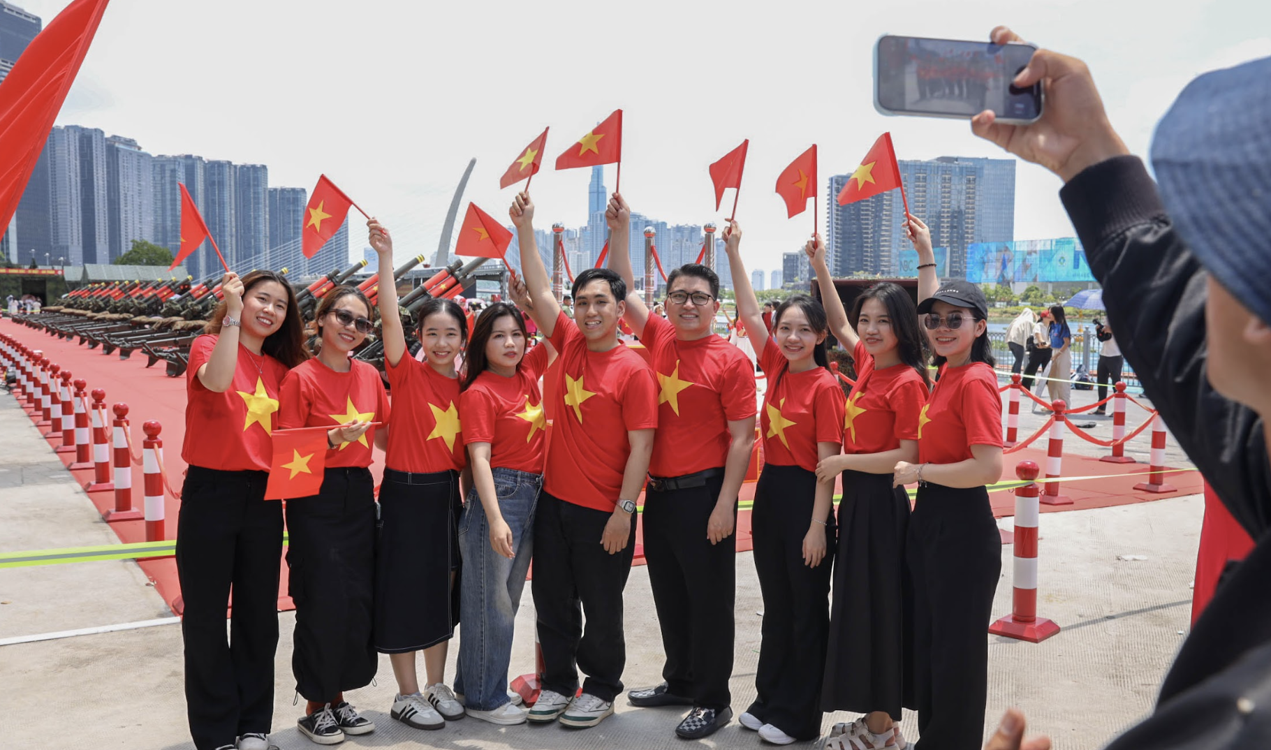 Nghỉ lễ 30.4 – 1.5: Trung tâm TP.HCM rực rỡ hình ảnh cờ đỏ sao vàng cùng áo dài truyền thống Nghỉ lễ 30.4 – 1.5: Trung tâm TP.HCM rực rỡ hình ảnh cờ đỏ sao vàng cùng áo dài truyền thống