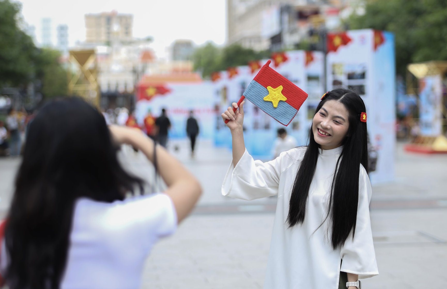 Nghỉ lễ 30.4 - 1.5: Người dân, du khách rạng rỡ áo dài check-in trung tâm TP.HCM - Ảnh 11.