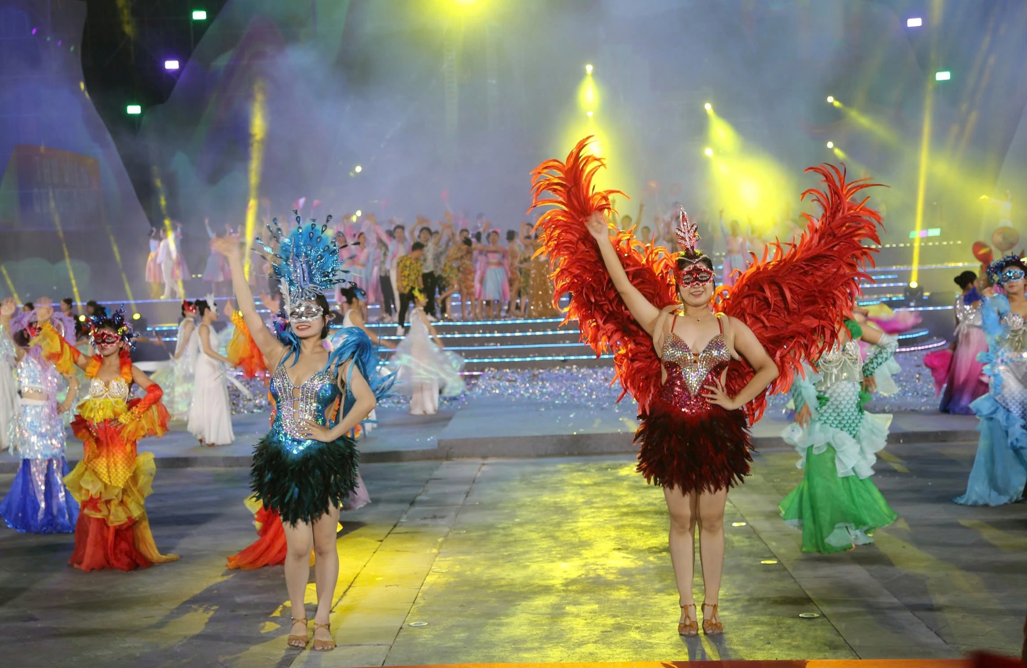 Quảng Ninh đãi khách bằng carnaval Hạ Long rực rỡ sắc màu Quảng Ninh đãi khách bằng carnaval Hạ Long rực rỡ sắc màu