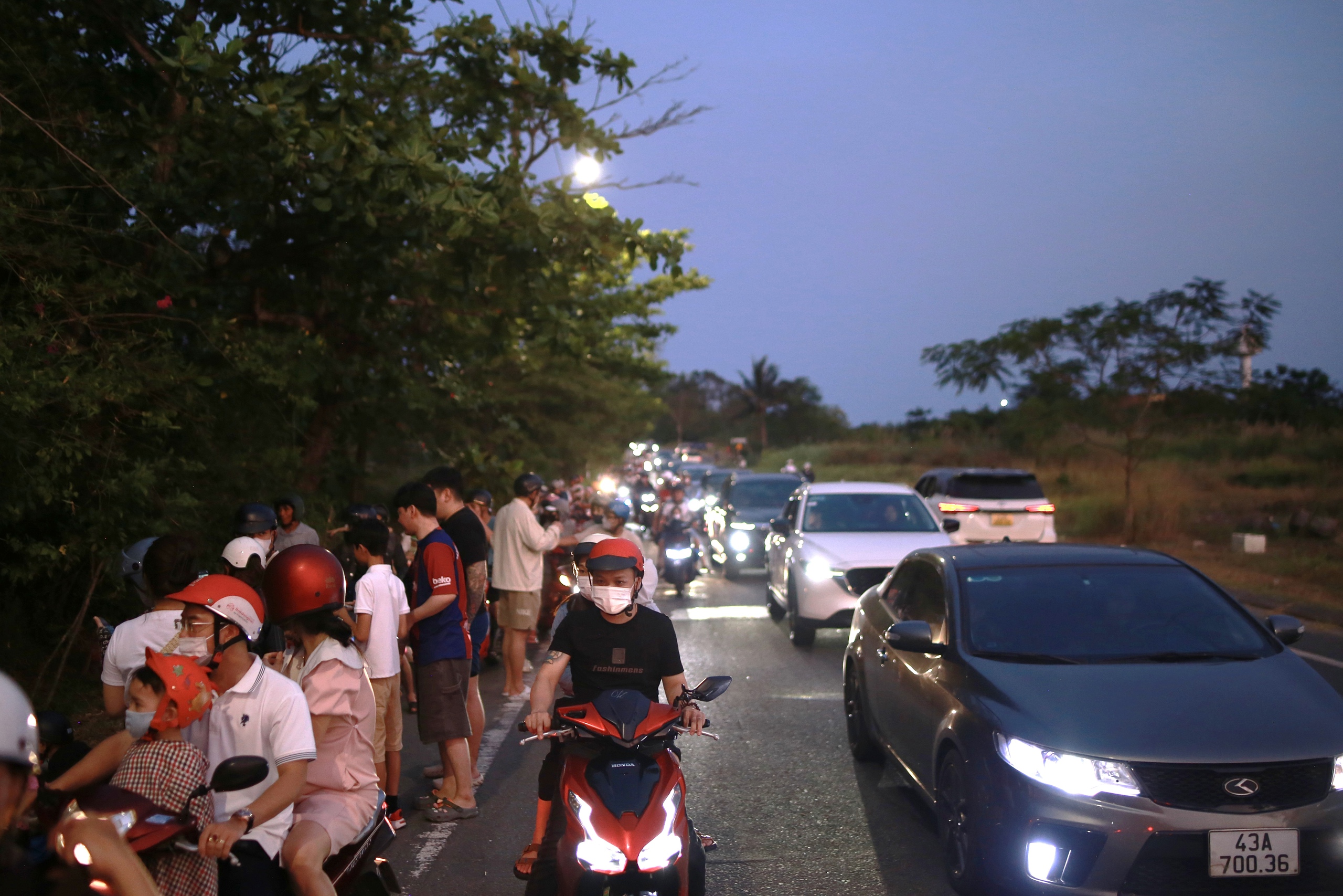 Đà Nẵng dịp lễ 30.4 - 1.5: Du khách ùn ùn đổ về các điểm du lịch- Ảnh 9. Đà Nẵng dịp lễ 30.4 - 1.5: Du khách ùn ùn đổ về các điểm du lịch- Ảnh 9.