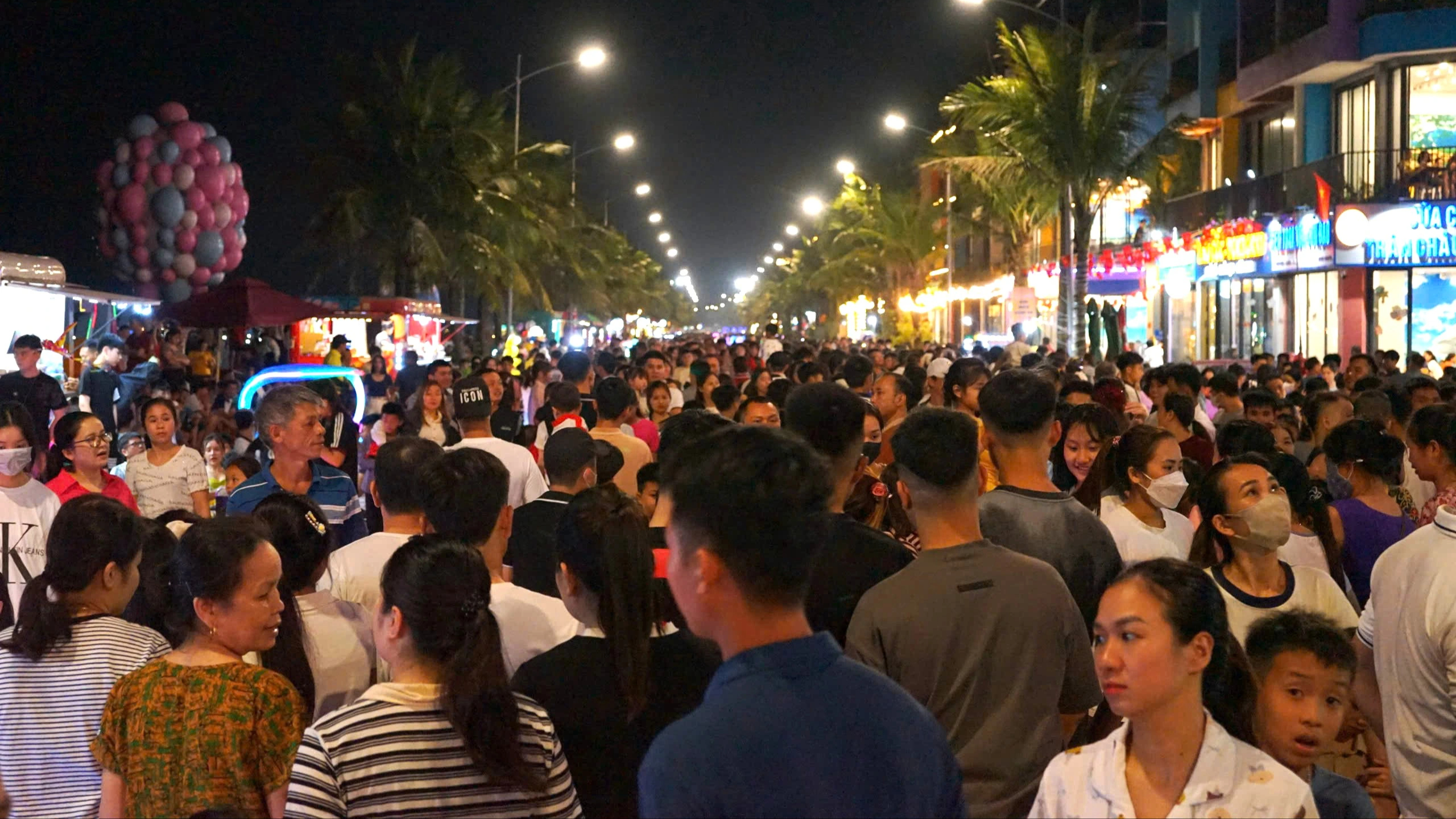 Sầm Sơn 'thất thủ' trong kỳ nghỉ lễ 30.4 - 1.5- Ảnh 8. Sầm Sơn 'thất thủ' trong kỳ nghỉ lễ 30.4 - 1.5- Ảnh 8.