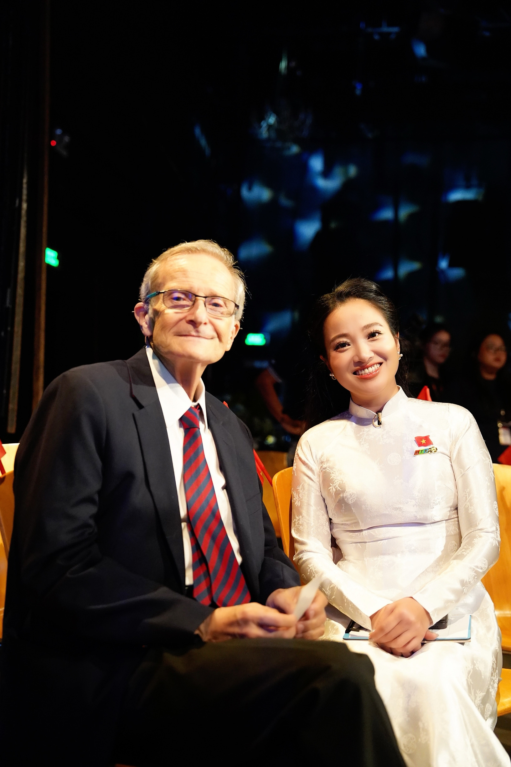 MC gây sốt trước màn 'bắn' tiếng Anh đối thoại với nhân chứng lịch sử là ai? - Ảnh 1.