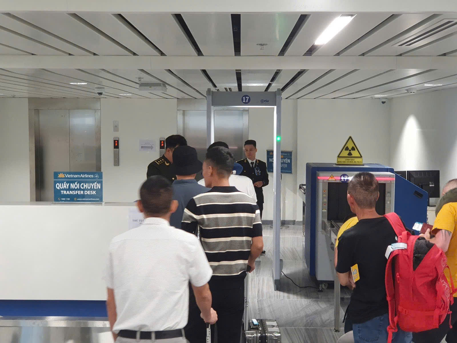 Tân Sơn Nhất có xe trung chuyển miễn phí cho khách nối chuyến từ nhà ga T3 - Ảnh 3.
