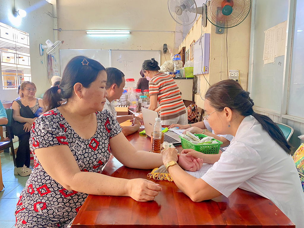 TP.HCM nghĩa tình: Phòng khám tôn giáo 15 năm khám bệnh miễn phí - Ảnh 1.