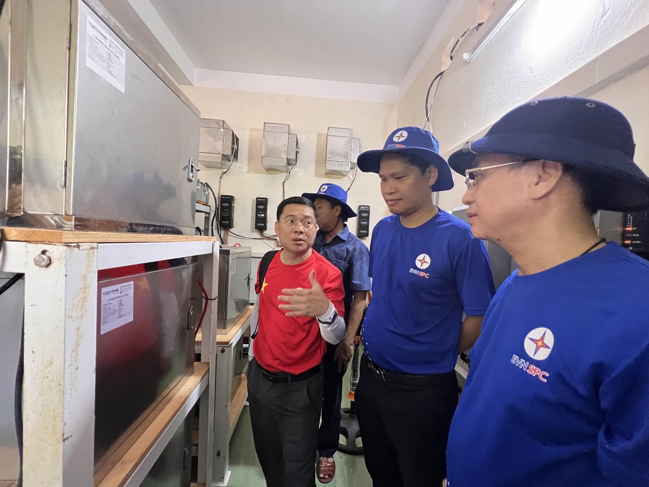 Thắp sáng điện lên Trường Sa- Ảnh 2. Thắp sáng điện lên Trường Sa- Ảnh 2.