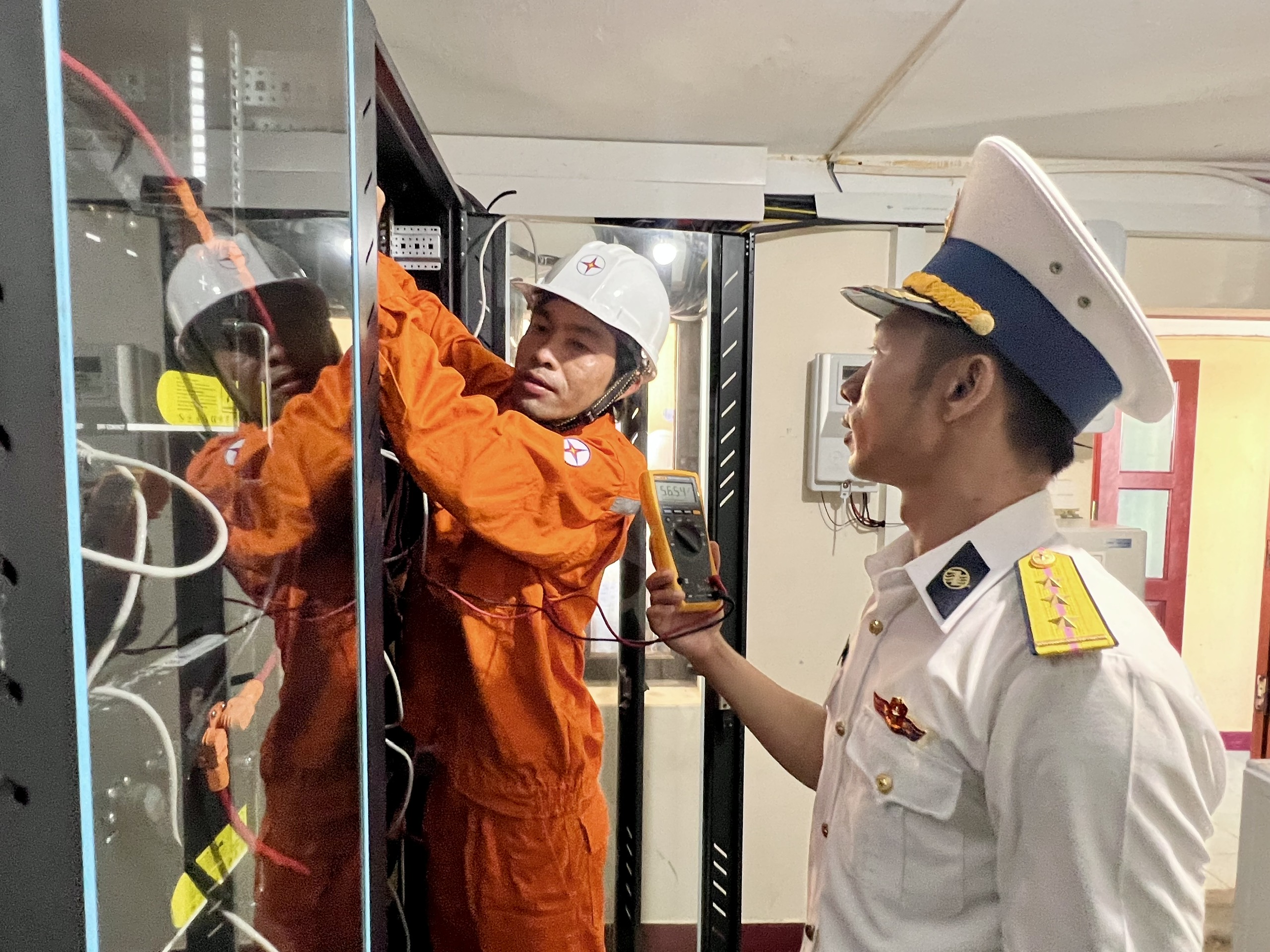Thắp sáng điện lên Trường Sa- Ảnh 3. Thắp sáng điện lên Trường Sa- Ảnh 3.