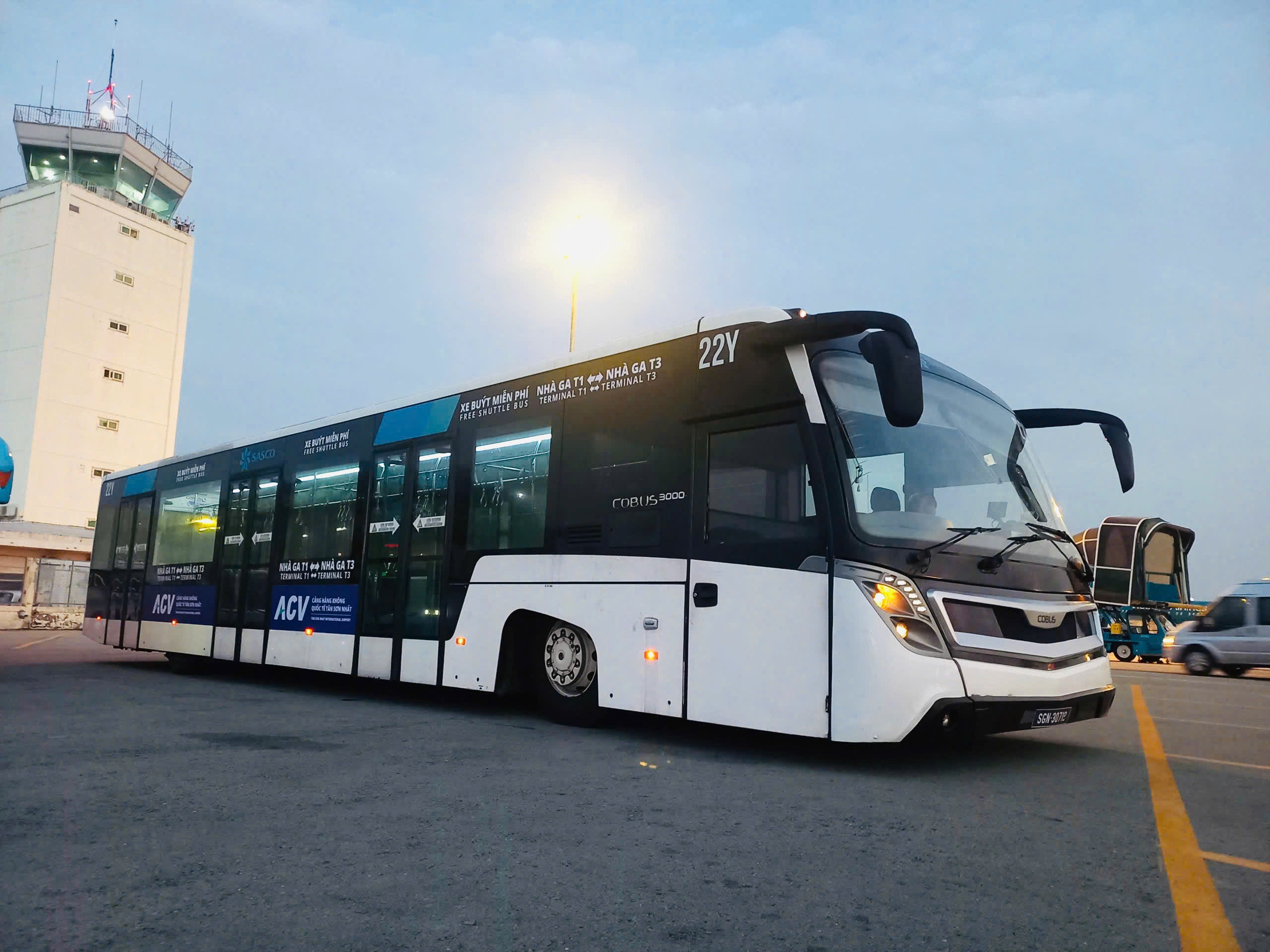 Tân Sơn Nhất có xe trung chuyển miễn phí cho khách nối chuyến từ nhà ga T3 - Ảnh 1.