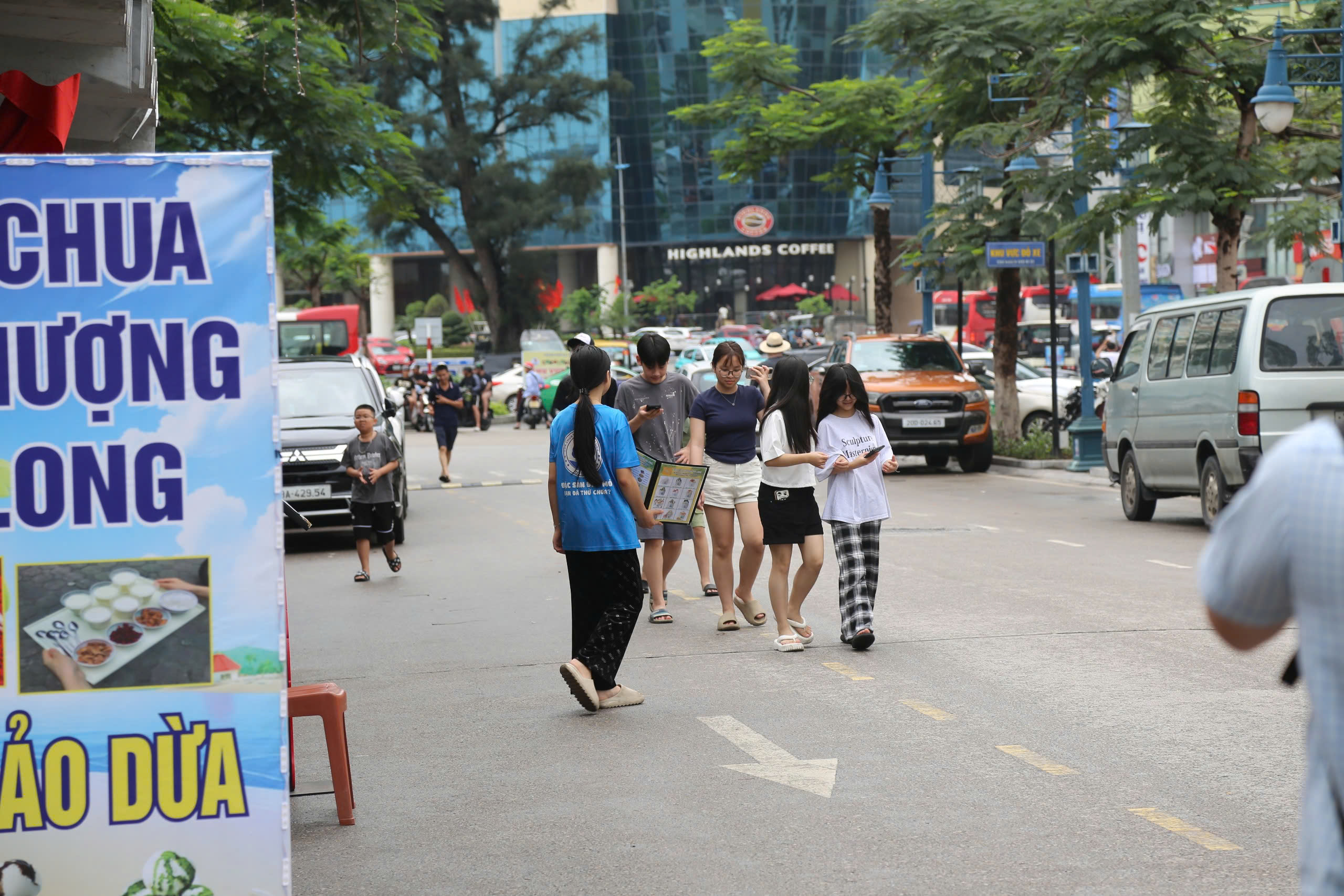 Hạ Long thưa khách, cảng tàu không còn chen lấn- Ảnh 3. Hạ Long thưa khách, cảng tàu không còn chen lấn- Ảnh 3.