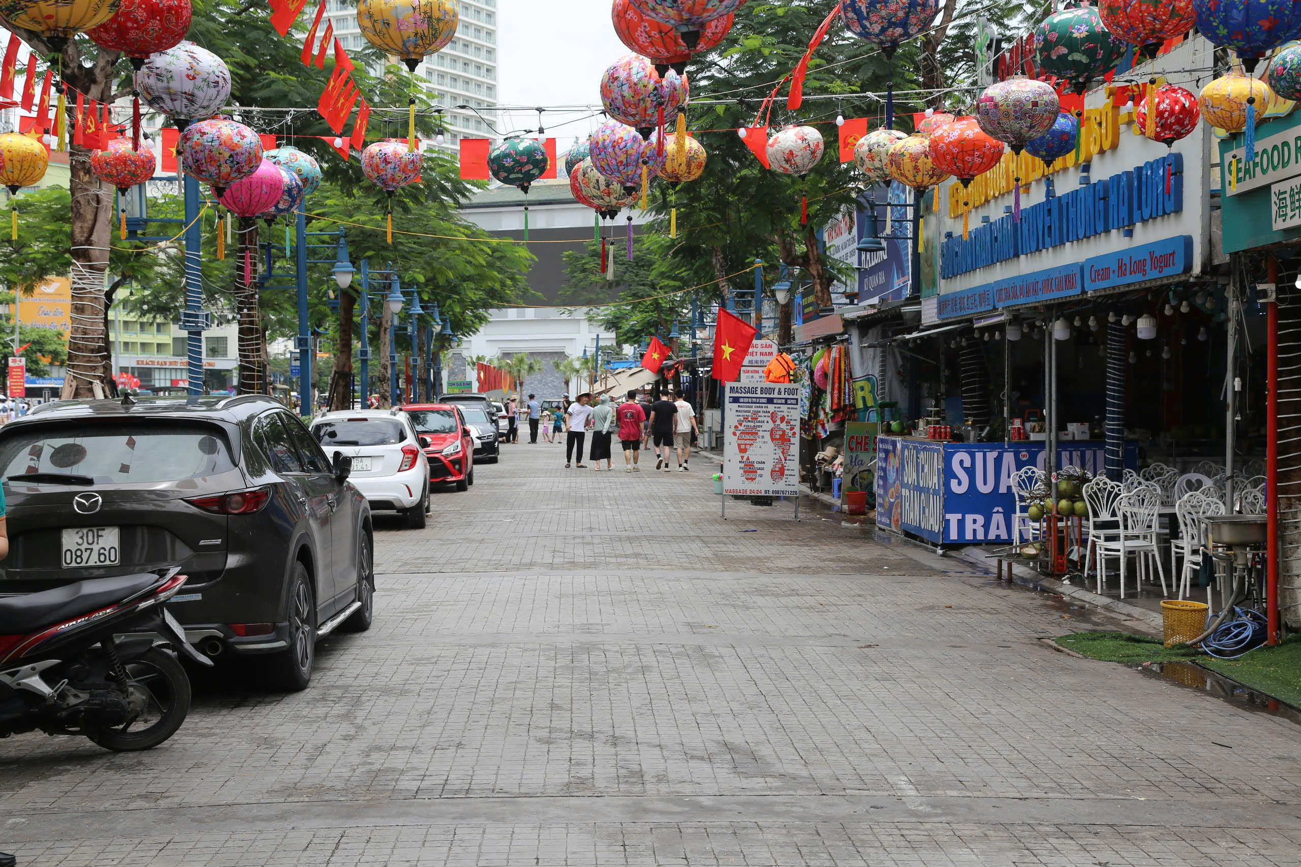 Hạ Long thưa khách, cảng tàu không còn chen lấn- Ảnh 1. Hạ Long thưa khách, cảng tàu không còn chen lấn- Ảnh 1.