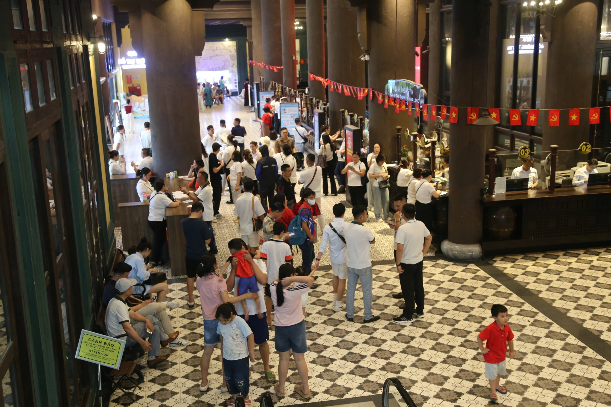 Hạ Long thưa khách, cảng tàu không còn chen lấn- Ảnh 8. Hạ Long thưa khách, cảng tàu không còn chen lấn- Ảnh 8.