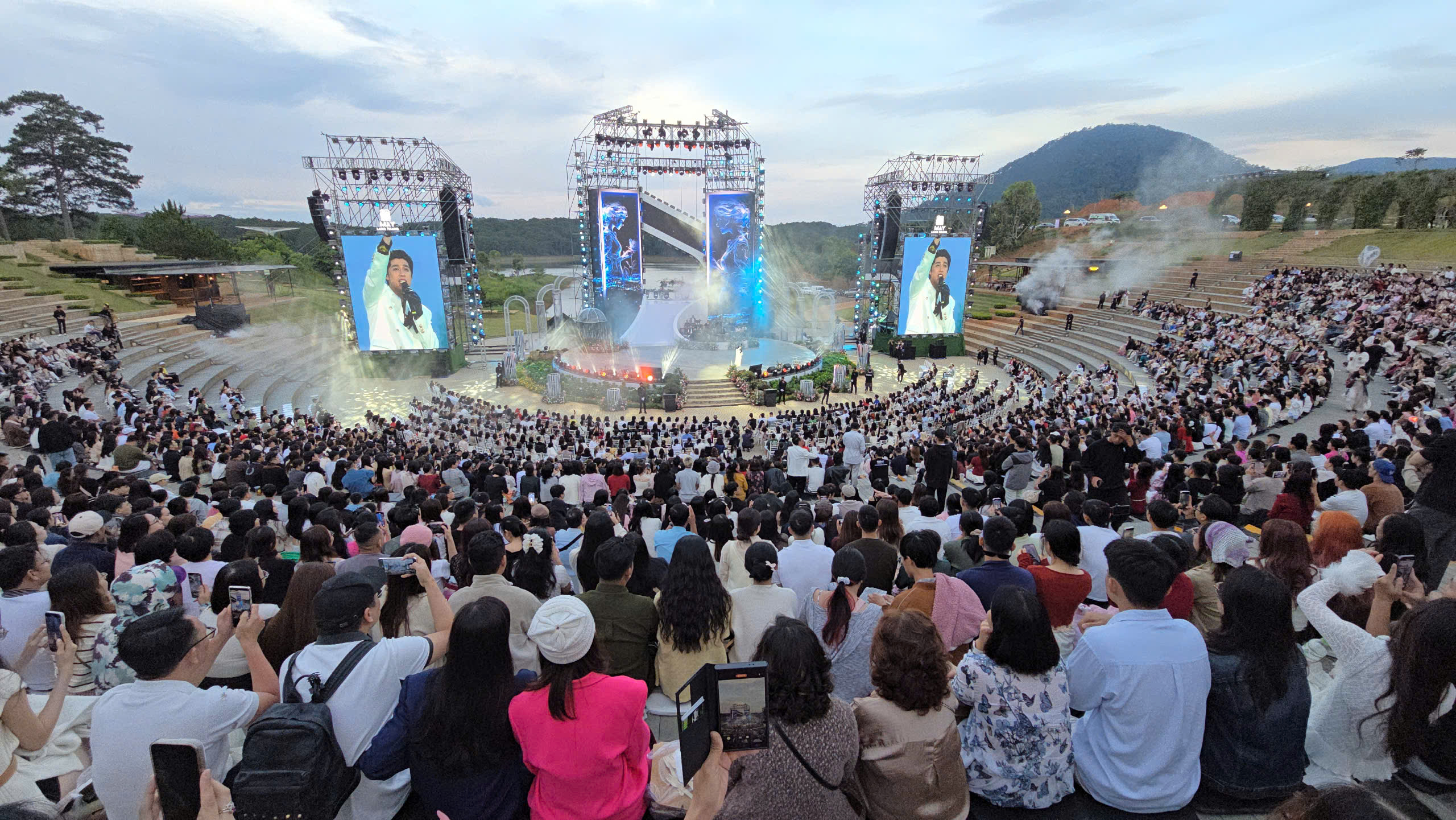 Noo Phuoc Thinh រីករាយជាមួយការប្រគុំតន្រ្តីផ្ទាល់ដោយកំណាព្យ Tuyen Lam បឹង - រូបថត ១. Noo Phước Thịnh hạnh phúc với live concert bên hồ Tuyền Lâm thơ mộng- Ảnh 1.