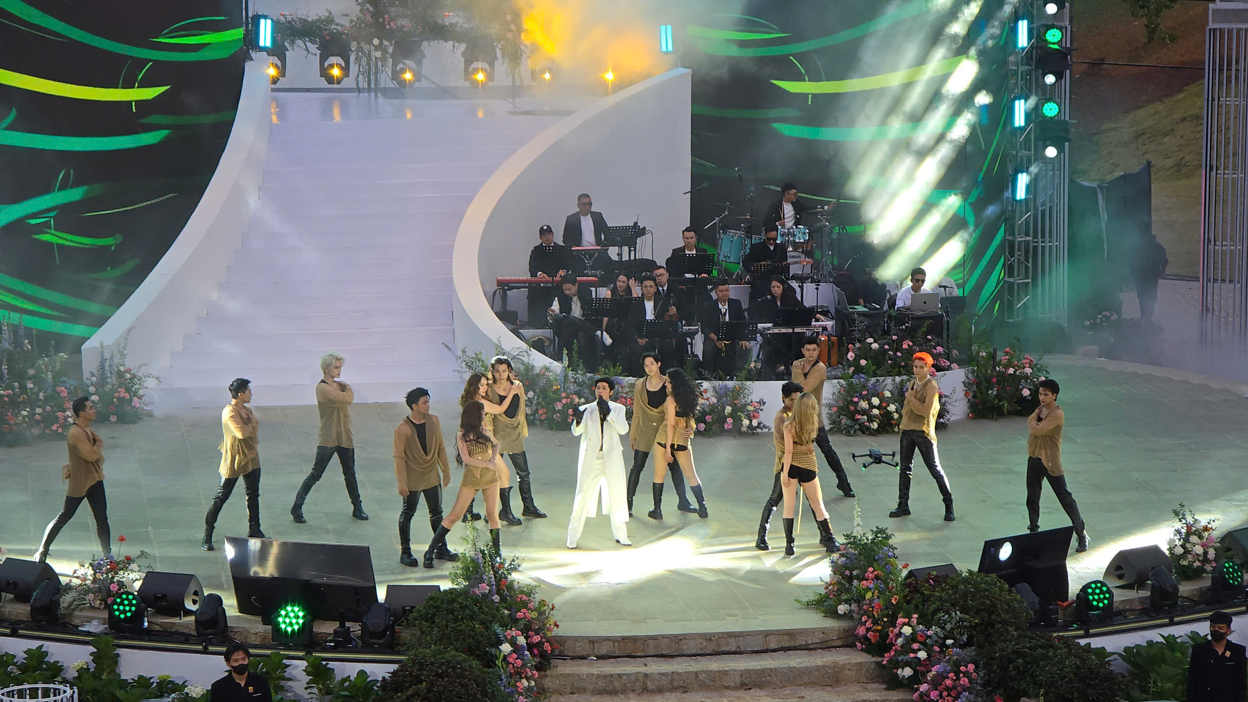 Noo Phuoc Thinh រីករាយជាមួយការប្រគុំតន្ត្រីផ្ទាល់ដោយកំណាព្យ Tuyen Lam បឹង - រូបថត ៣. Noo Phước Thịnh hạnh phúc với live concert bên hồ Tuyền Lâm thơ mộng- Ảnh 3.